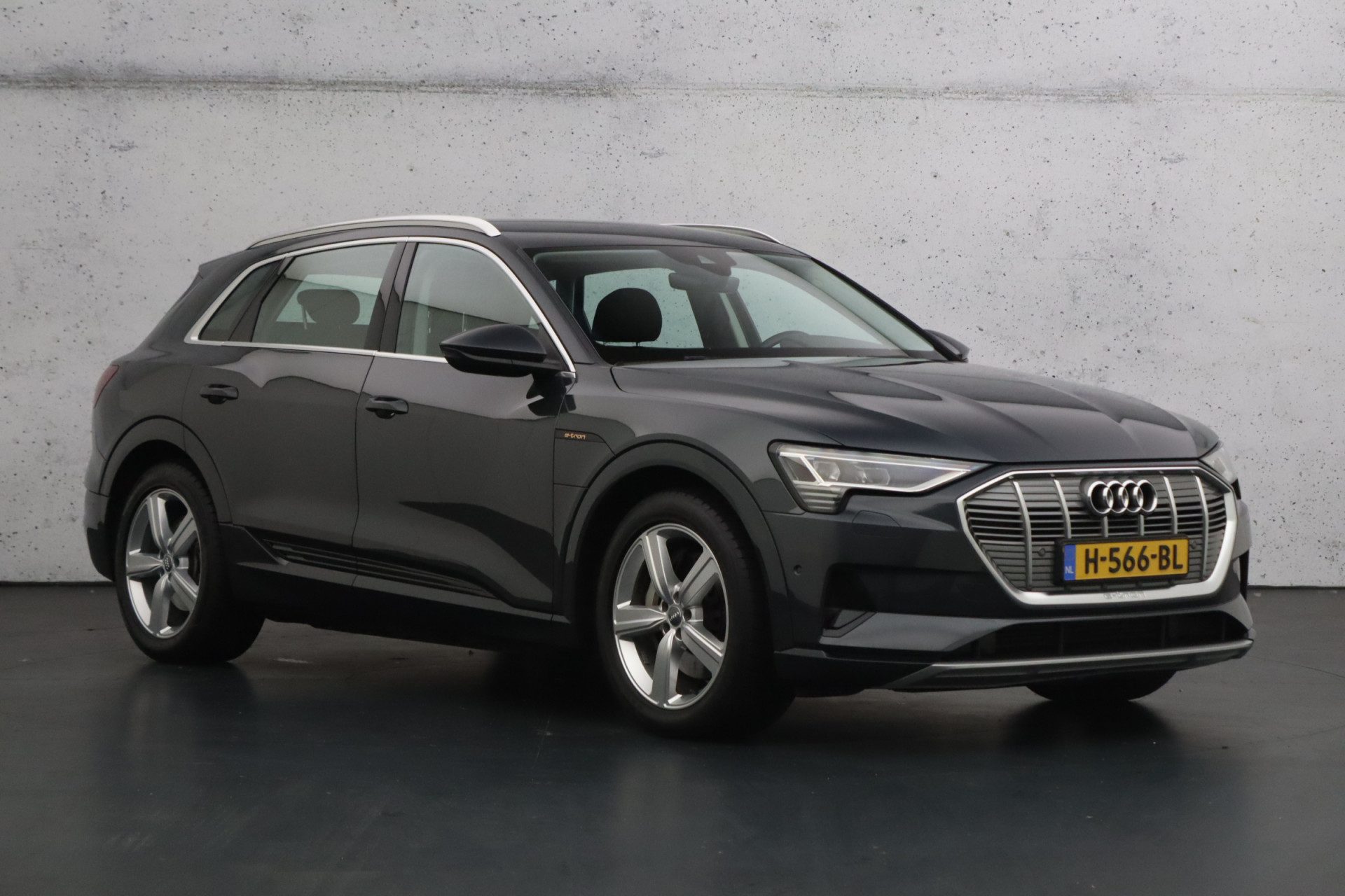 Audi e-tron e-tron 50 quattro Launch edition 71 kWh | Electronic climate control | Parkeersensoren | LED koplampen | Navigatie