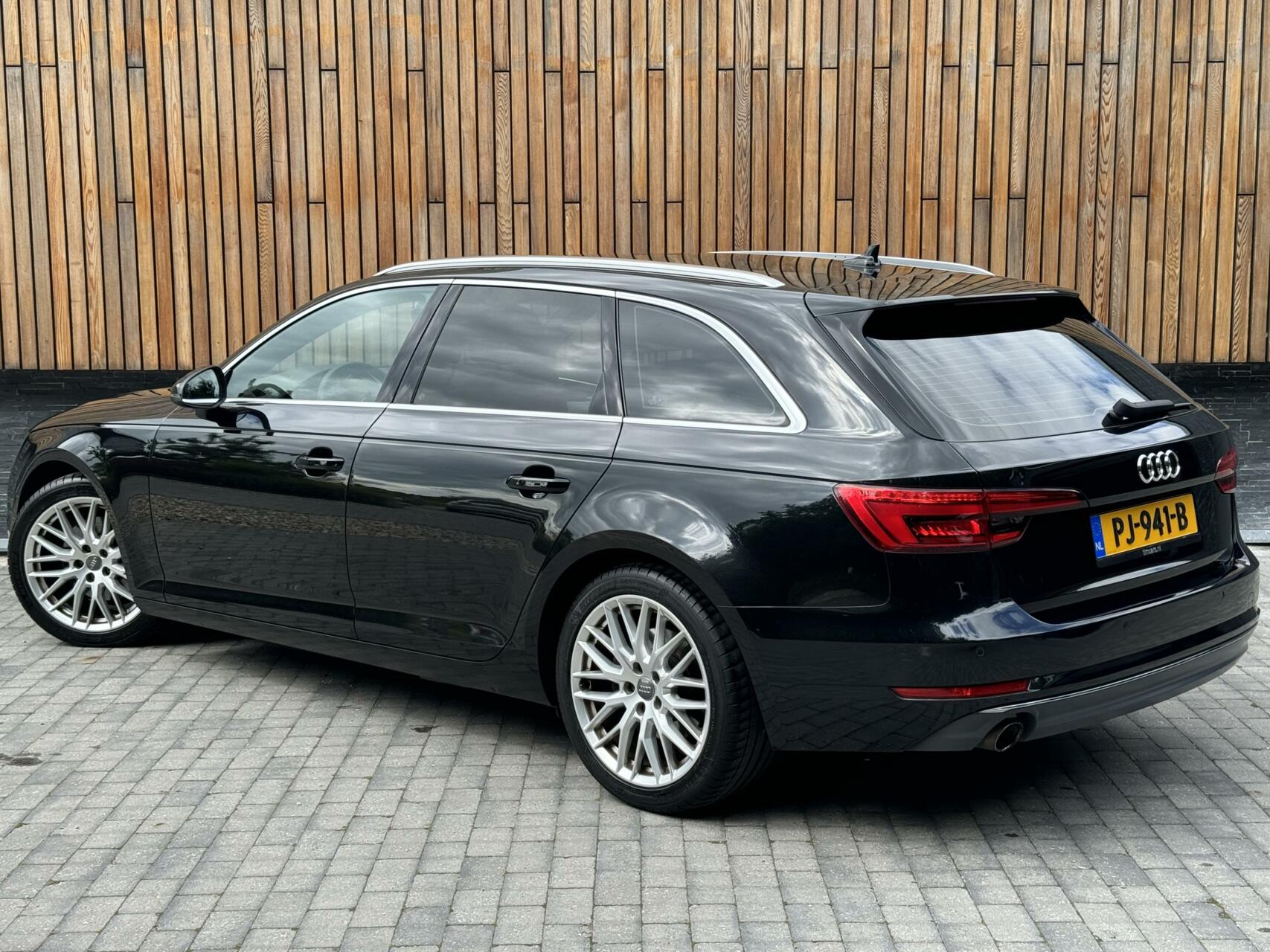 Audi A4 Avant 1.4 TFSI Sport S line | Automaat | LED | Navigatie MMI+ | Stoelverwarming | Parkeersensoren voor en achter | Keyless | Privacy glass