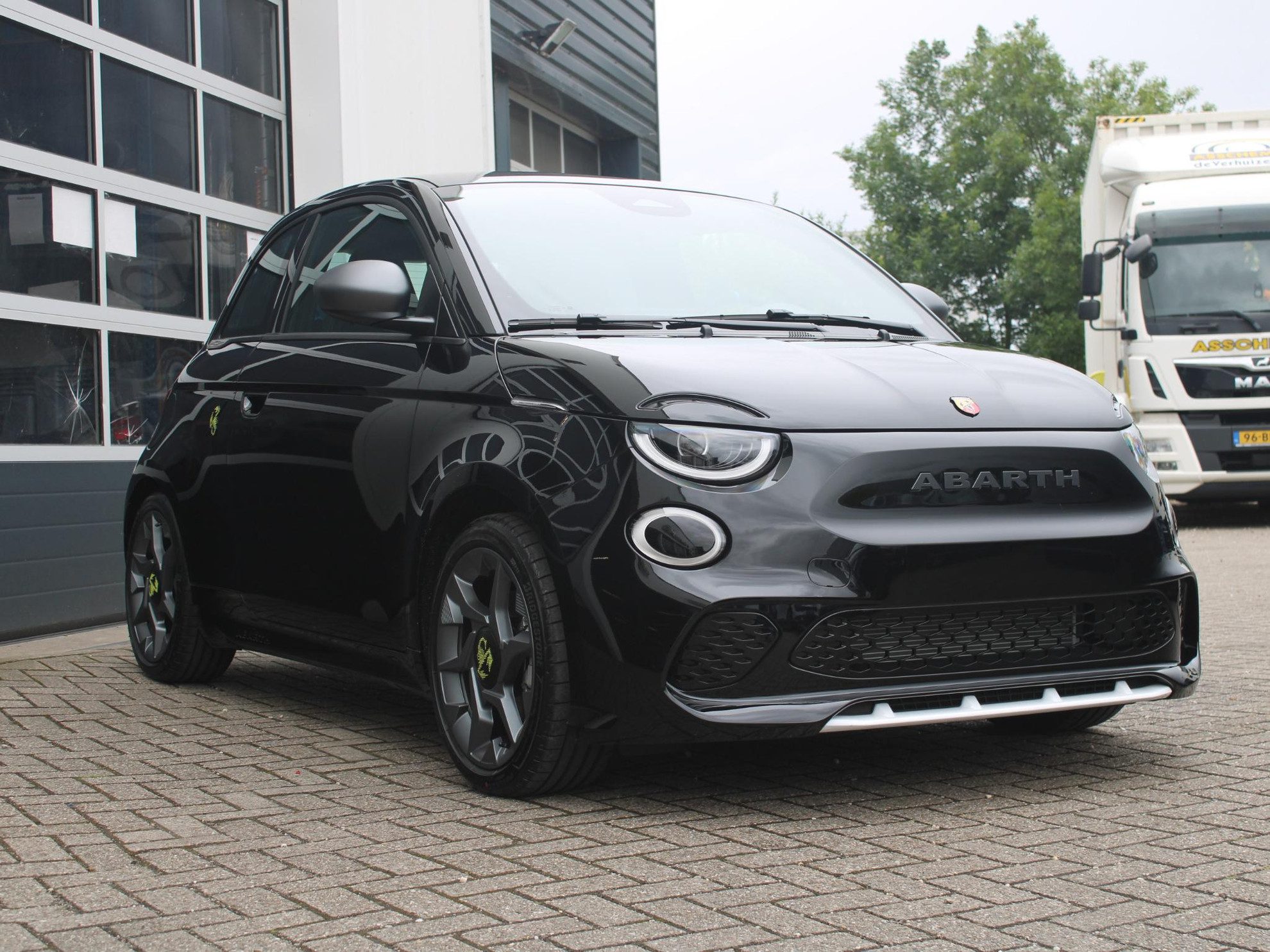 Abarth 500e 42 kWh 155pk | Uit voorraad leverbaar | Navi | Clima | Cruise | 17″ | PDC | Apple Carplay | Subsidie € 2.000,- *