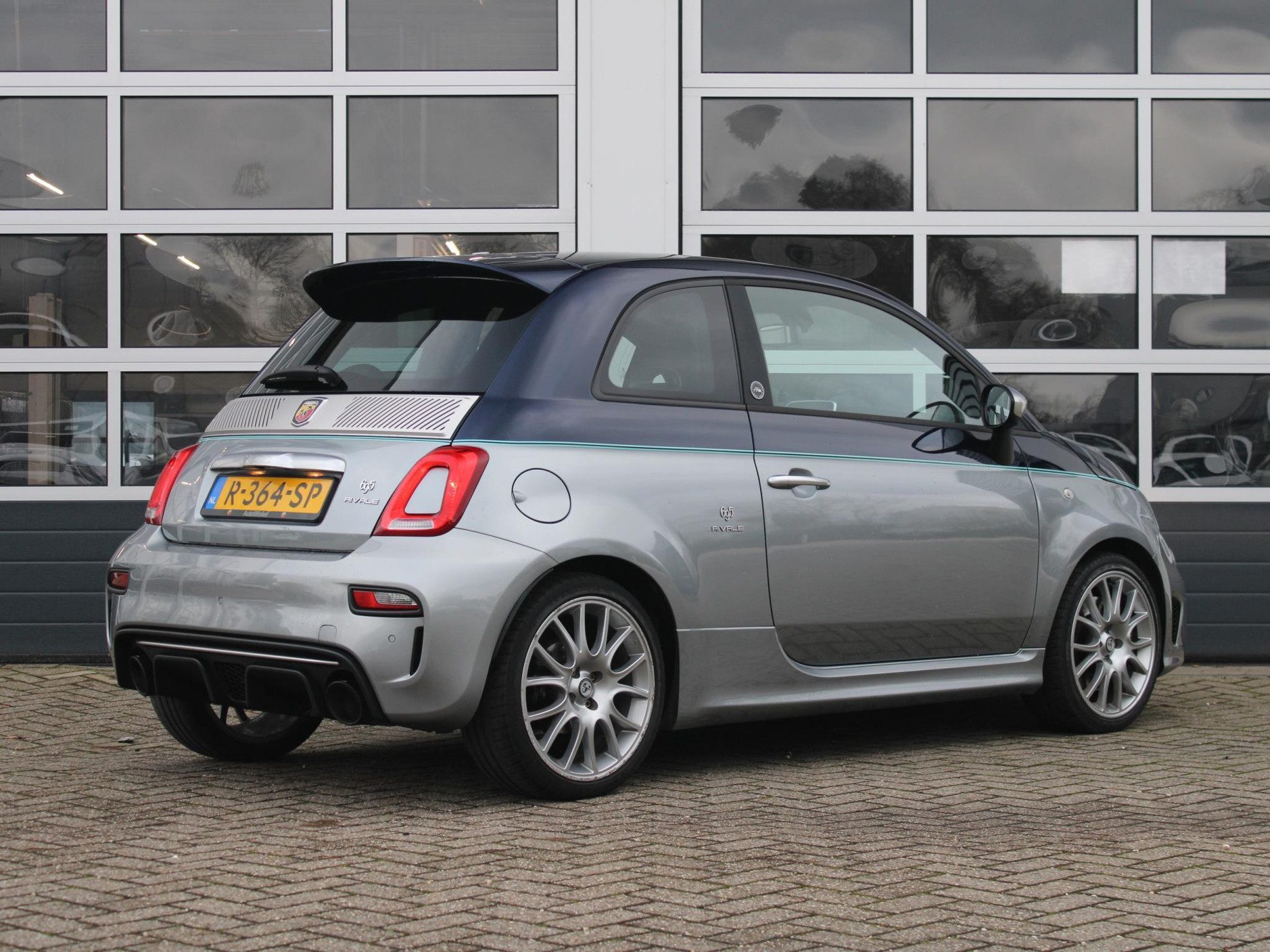 Abarth 695 1.4 T-Jet 180pk Aut. Rivale Anniversary | Clima | Schuif-/Kanteldak | Navi | Apple Carplay | 17″ | Akrapovic | nr. 170/175 | Uniek !