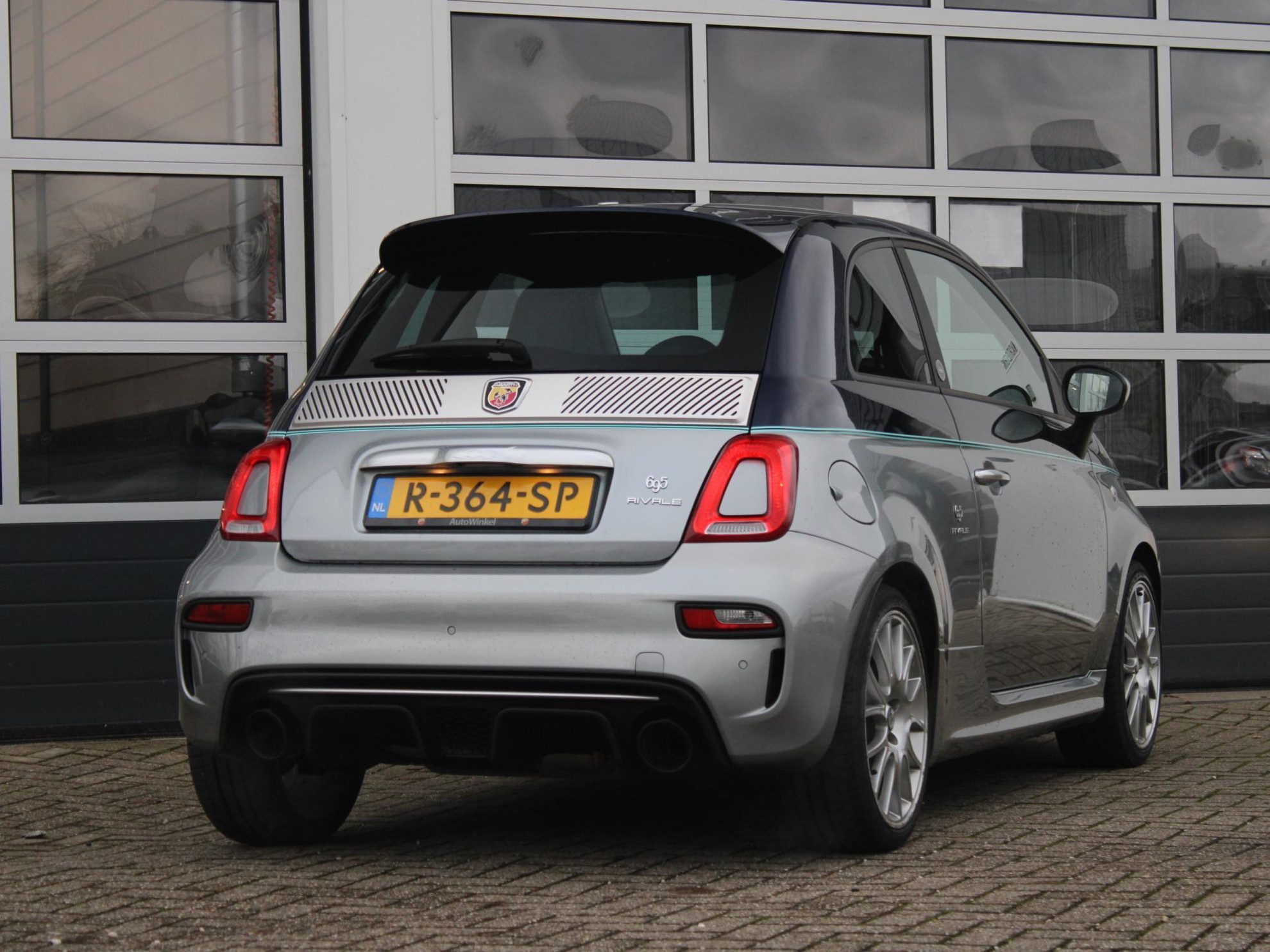 Abarth 695 1.4 T-Jet 180pk Aut. Rivale Anniversary | Clima | Schuif-/Kanteldak | Navi | Apple Carplay | 17″ | Akrapovic | nr. 170/175 | Uniek !