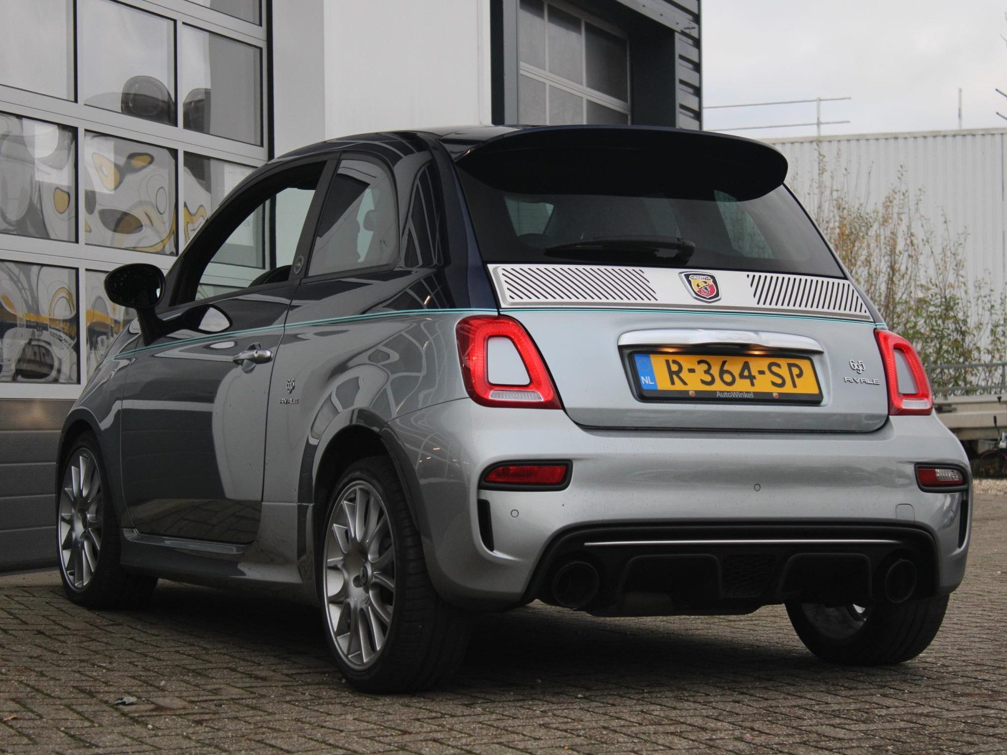 Abarth 695 1.4 T-Jet 180pk Aut. Rivale Anniversary | Clima | Schuif-/Kanteldak | Navi | Apple Carplay | 17″ | Akrapovic | nr. 170/175 | Uniek !