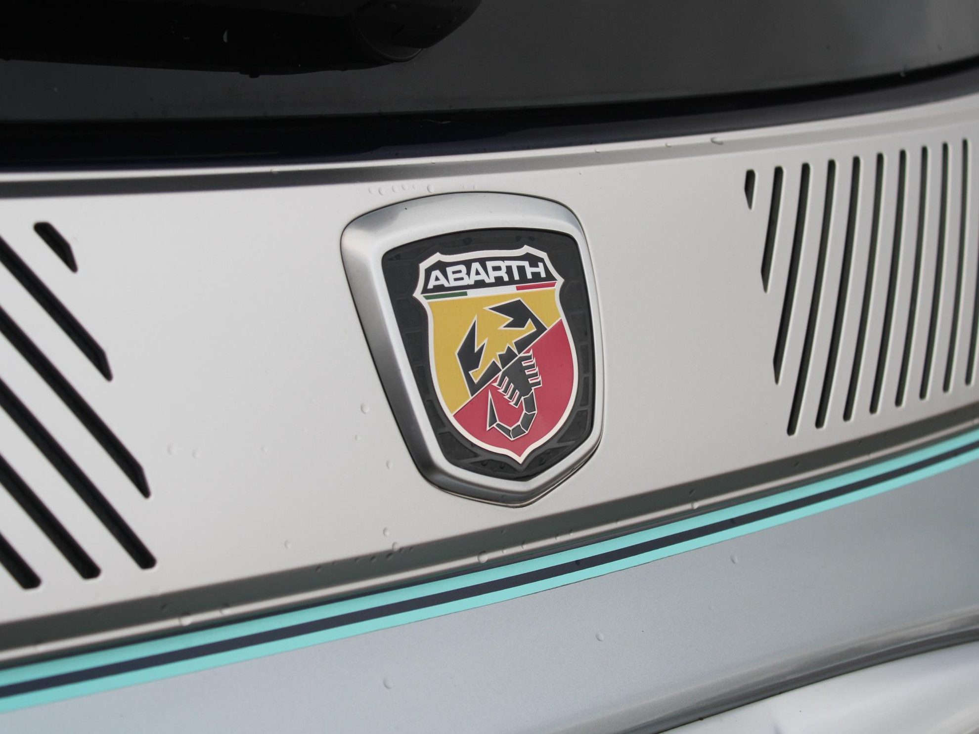 Abarth 695 1.4 T-Jet 180pk Aut. Rivale Anniversary | Clima | Schuif-/Kanteldak | Navi | Apple Carplay | 17″ | Akrapovic | nr. 170/175 | Uniek !