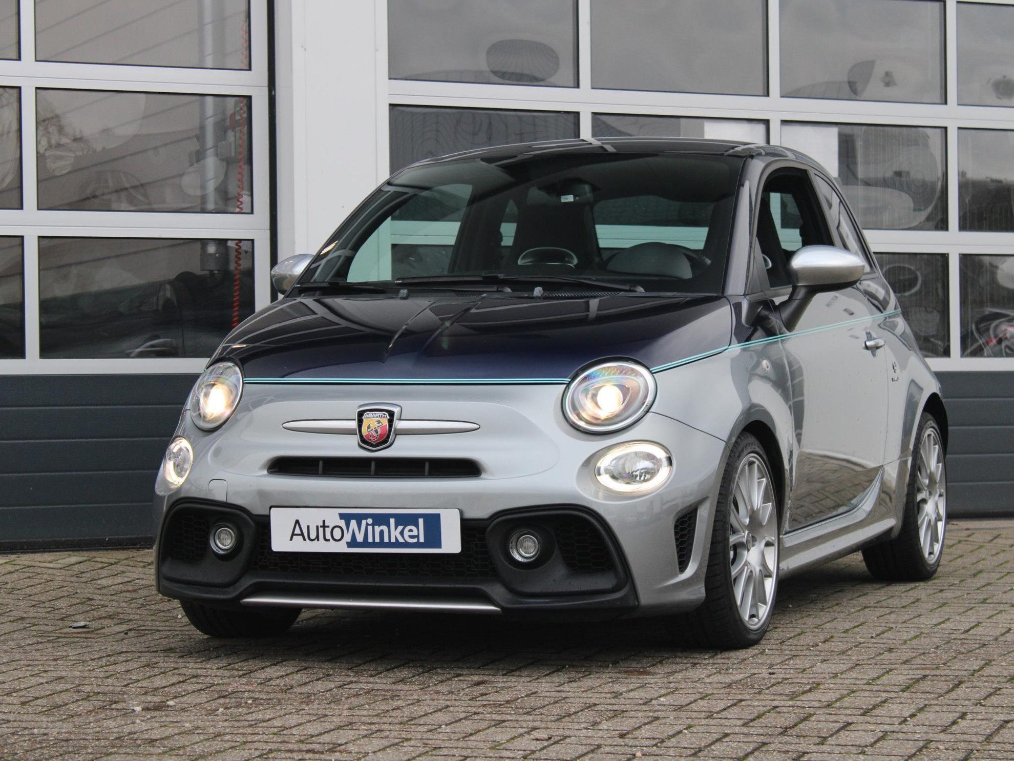 Abarth 695 1.4 T-Jet 180pk Aut. Rivale Anniversary | Clima | Schuif-/Kanteldak | Navi | Apple Carplay | 17″ | Akrapovic | nr. 170/175 | Uniek !