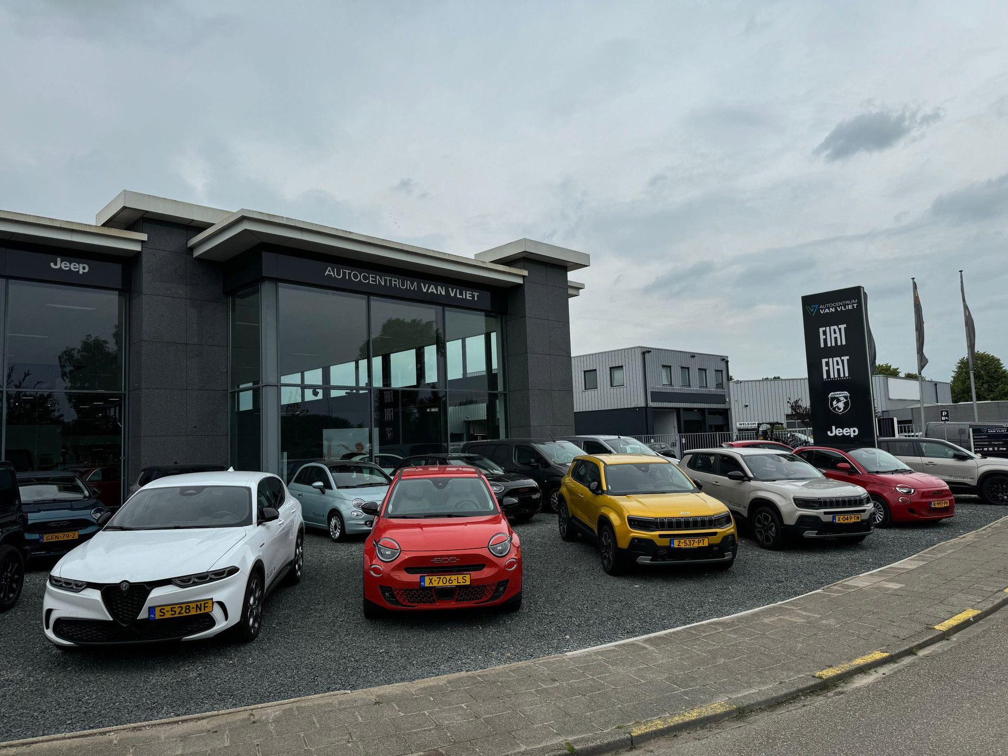 Abarth 695 1.4 T-Jet 180pk Aut. Rivale Anniversary | Clima | Schuif-/Kanteldak | Navi | Apple Carplay | 17″ | Akrapovic | nr. 170/175 | Uniek !