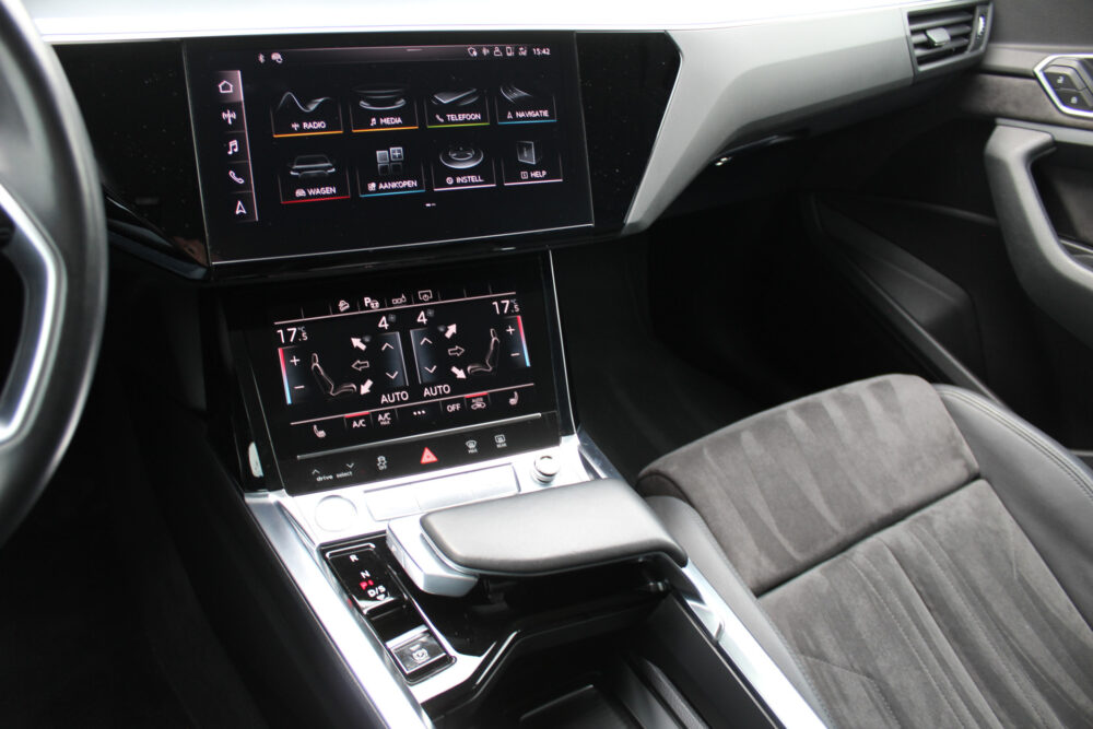 Audi e-tron 50 quattro edition 71 kWh | Wegenbelastingvrij tot 2030 | 500 Km actieradius | Incl. 1 jaar Garantie | Dynamic Knipperlicht | Matrix LED Koplampen | Adaptive cruise | Stoelverwarming | Achteruitrijcamera | Automatisch inparkeren | Navigatie | Climate controle | Keyless start | Parkeersensoren V+A | Trekhaak | 20 Inch LMV | Half lederen/alcantara bekleding | Virtual cockpit |