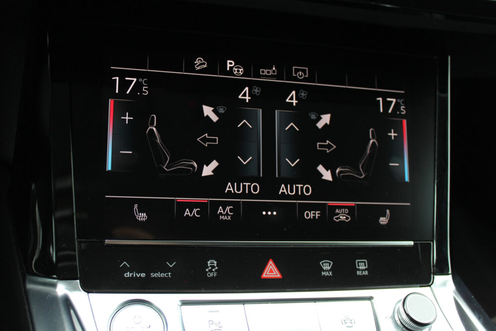 Audi e-tron 50 quattro edition 71 kWh | Wegenbelastingvrij tot 2030 | 500 Km actieradius | Incl. 1 jaar Garantie | Dynamic Knipperlicht | Matrix LED Koplampen | Adaptive cruise | Stoelverwarming | Achteruitrijcamera | Automatisch inparkeren | Navigatie | Climate controle | Keyless start | Parkeersensoren V+A | Trekhaak | 20 Inch LMV | Half lederen/alcantara bekleding | Virtual cockpit |