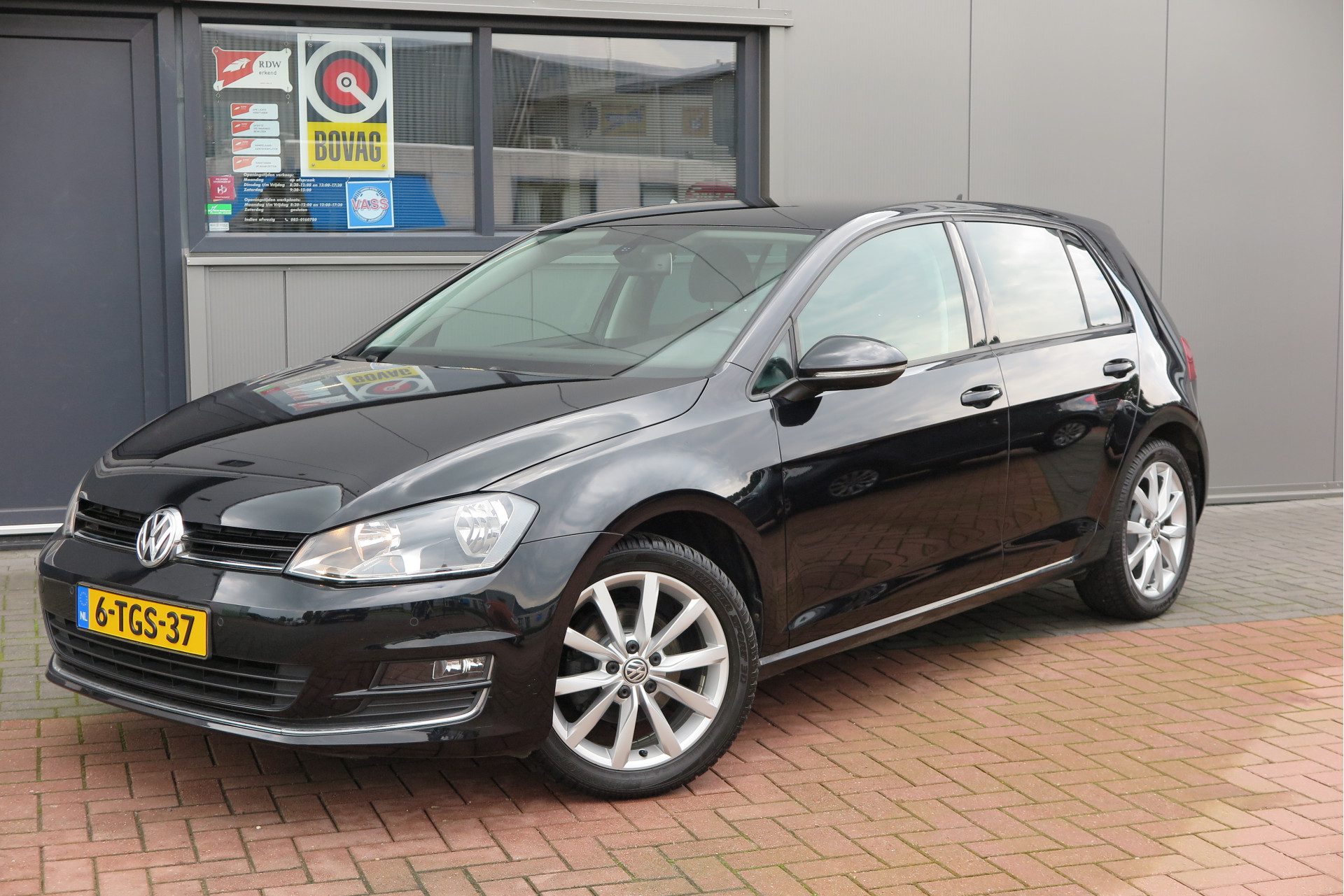 Volkswagen Golf 1.2 TSI 77kw 105pk Highline , Navi , pdc , trekhaak , Airco, Stoelverwarming + massage , Buitenspiegels inklapbaar,. etc