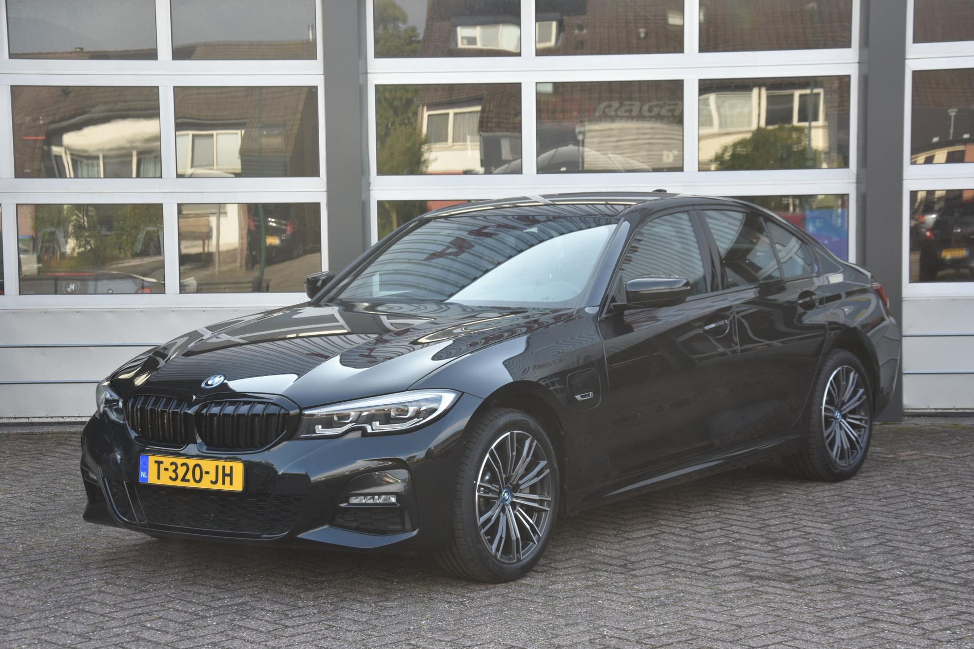 BMW 3-serie 330e M SPORT PAKKET LET OP; 18000KM NIEUW