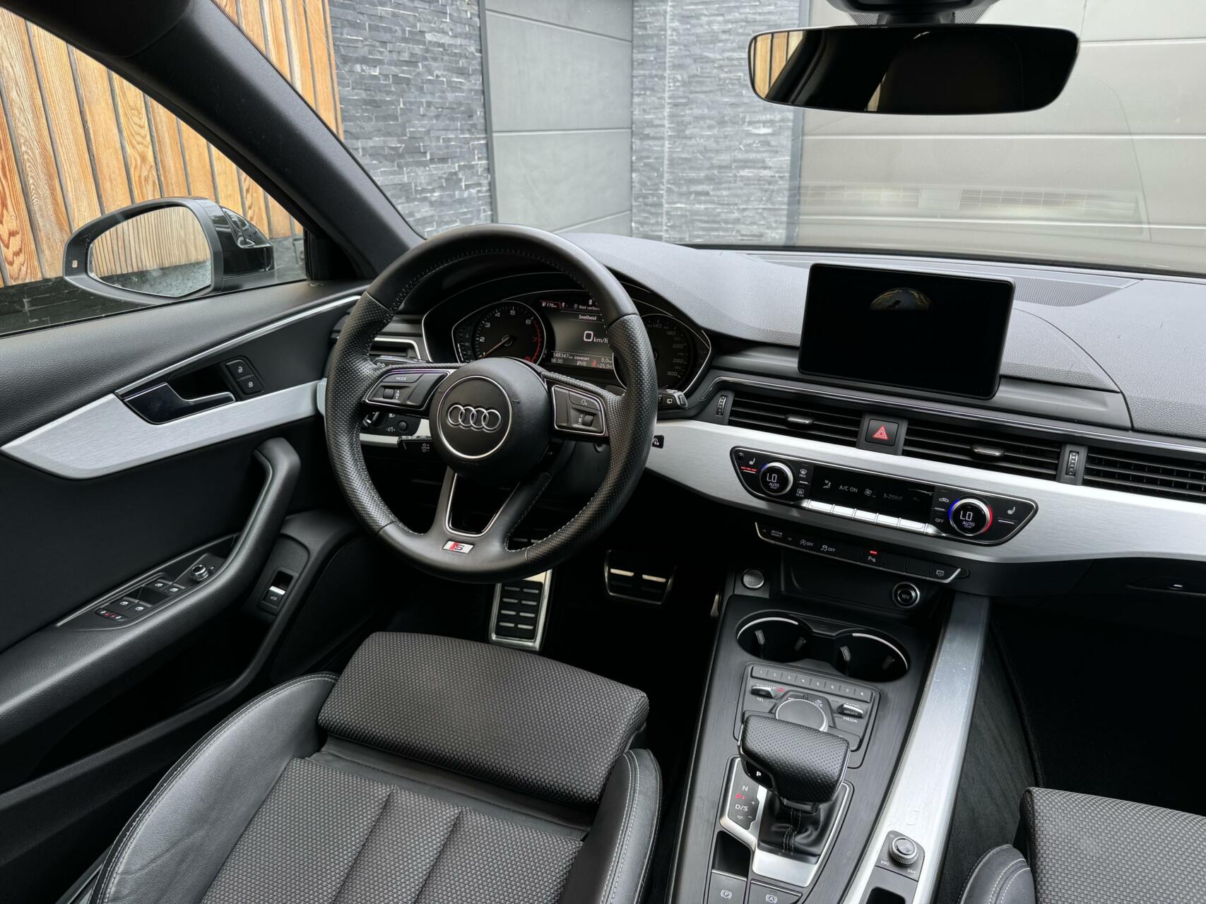 Audi A4 Avant 1.4 TFSI Sport S line | Automaat | LED | Navigatie MMI+ | Stoelverwarming | Parkeersensoren voor en achter | Keyless | Privacy glass