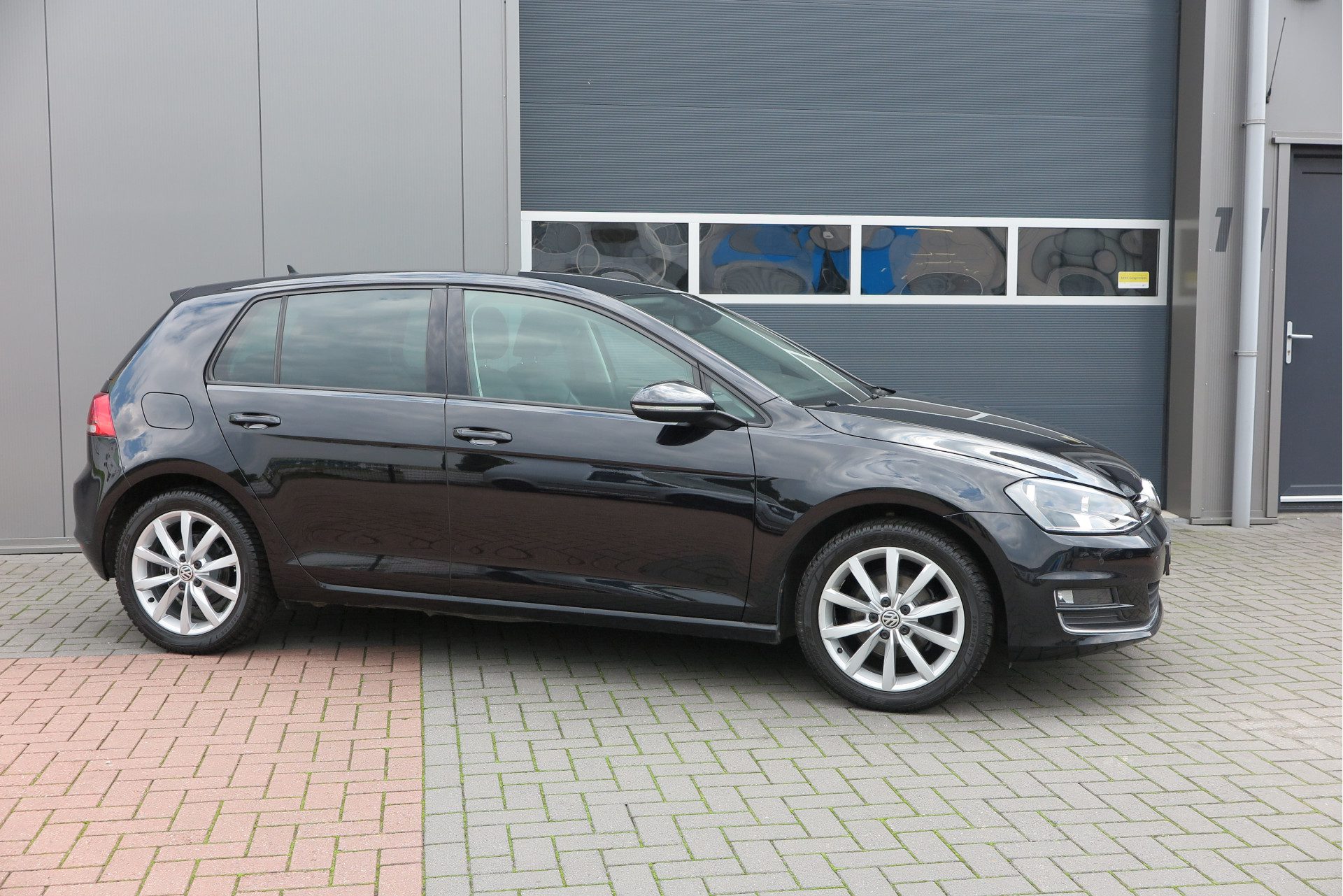 Volkswagen Golf 1.2 TSI 77kw 105pk Highline , Navi , pdc , trekhaak , Airco, Stoelverwarming + massage , Buitenspiegels inklapbaar,. etc