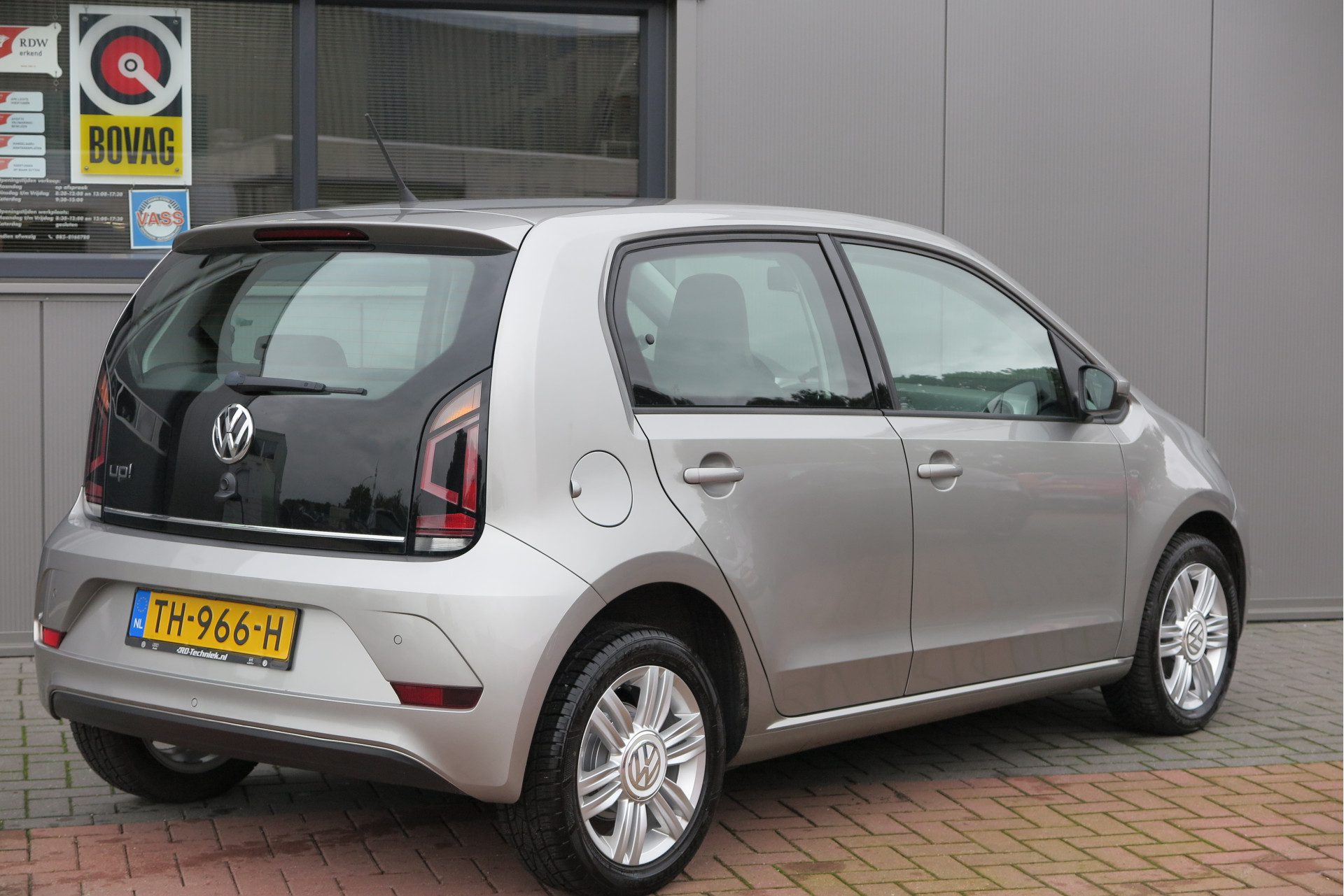 Volkswagen up! 1.0 BMT High up! 44kw 60pk 4 deurs, Cruise control, Navigatie via Maps & More , Parkeersensoren ,Airco, LMV, Mistlampen etc.