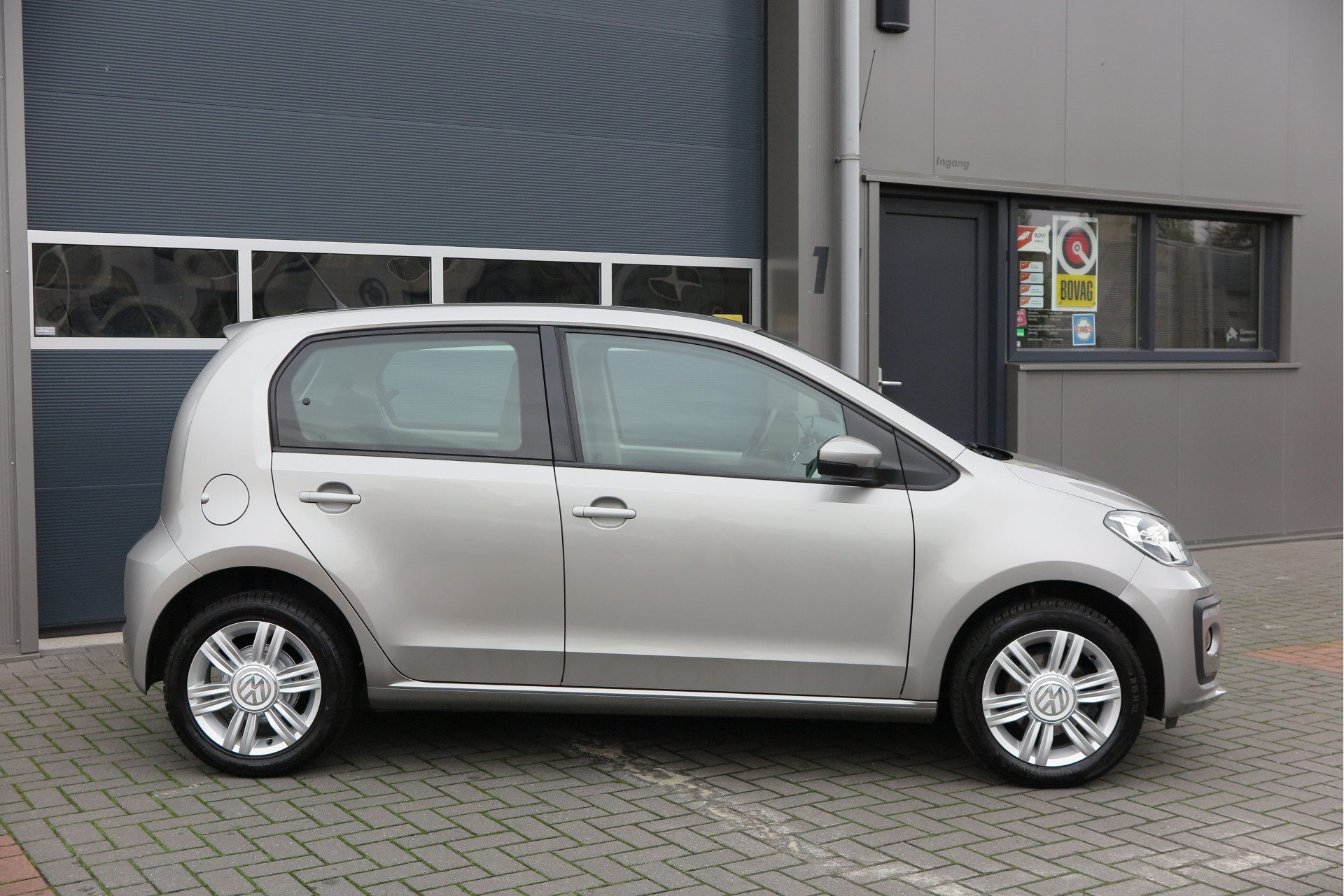 Volkswagen up! 1.0 BMT High up! 44kw 60pk 4 deurs, Cruise control, Navigatie via Maps & More , Parkeersensoren ,Airco, LMV, Mistlampen etc.