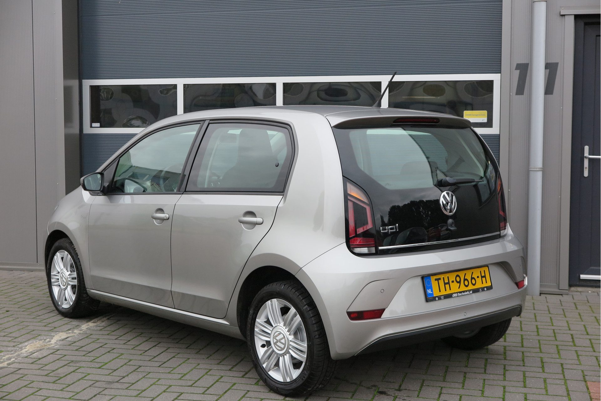 Volkswagen up! 1.0 BMT High up! 44kw 60pk 4 deurs, Cruise control, Navigatie via Maps & More , Parkeersensoren ,Airco, LMV, Mistlampen etc.