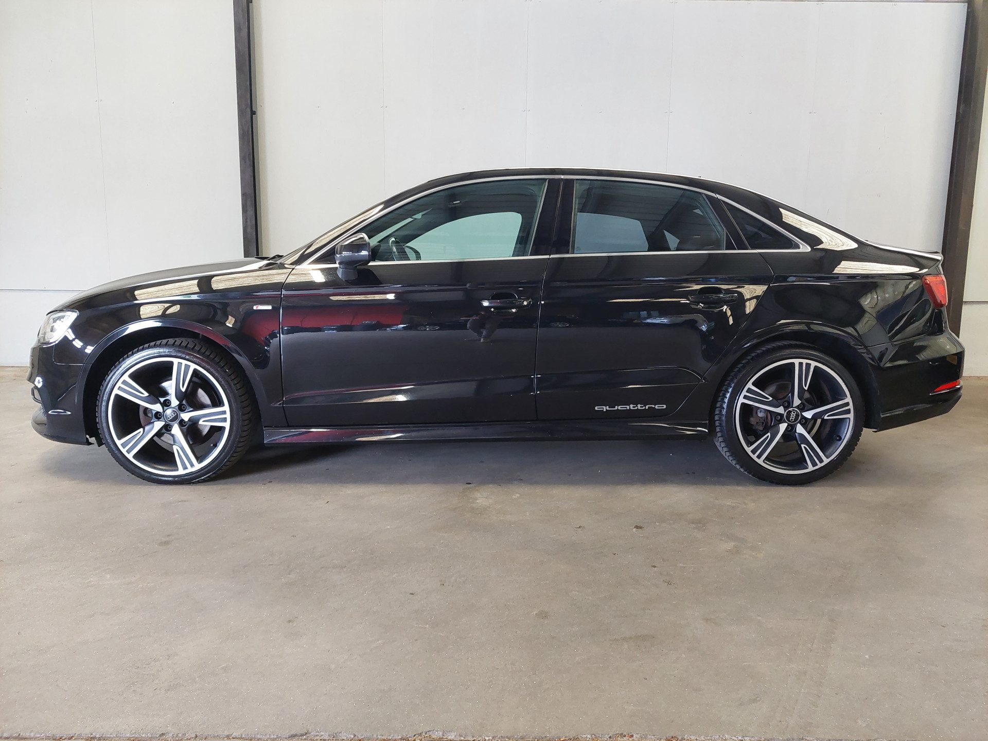 Audi A3 Limousine 2.0 TDI 150 PK S Line PANO DAK XENON LED LEER CRUISE ECC 18 INCH