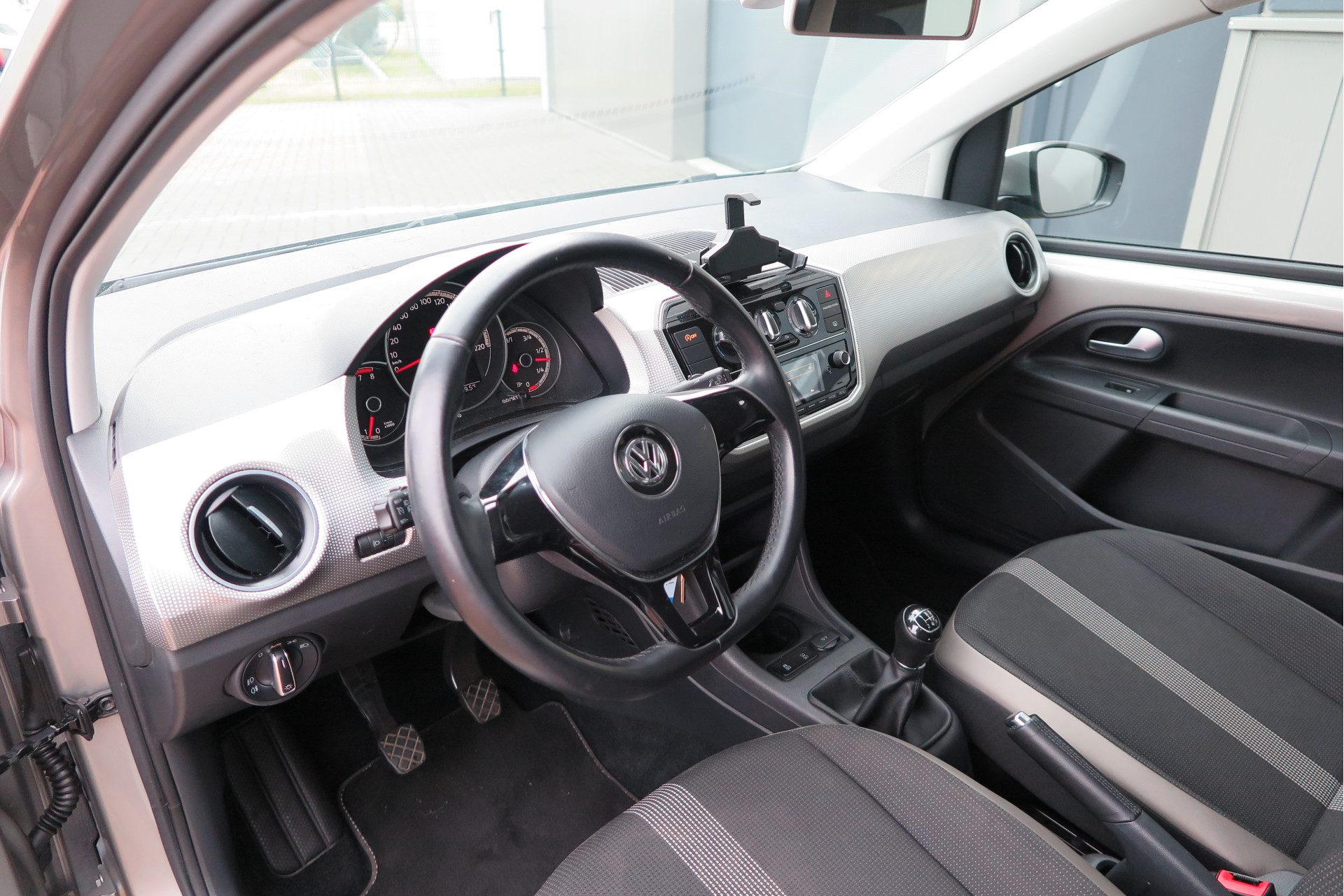 Volkswagen up! 1.0 BMT High up! 44kw 60pk 4 deurs, Cruise control, Navigatie via Maps & More , Parkeersensoren ,Airco, LMV, Mistlampen etc.