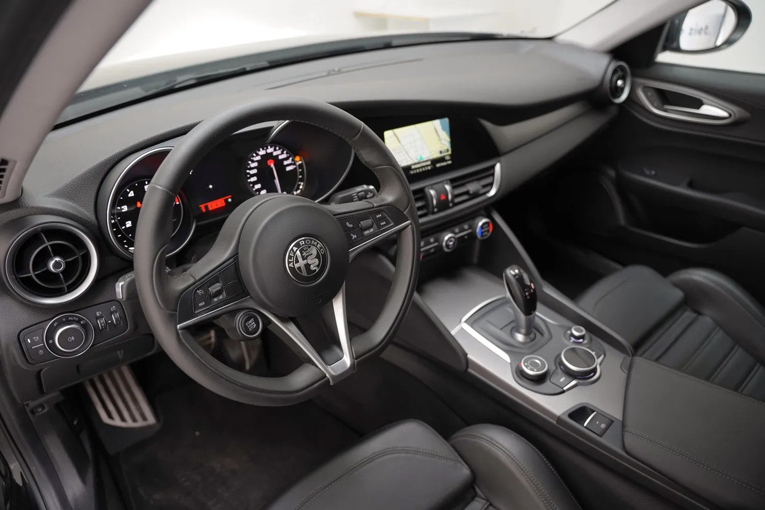 Alfa Romeo Giulia 2.0T 200pk Super Aut. [ Veloce-interieur Xenon Navi Leder ]