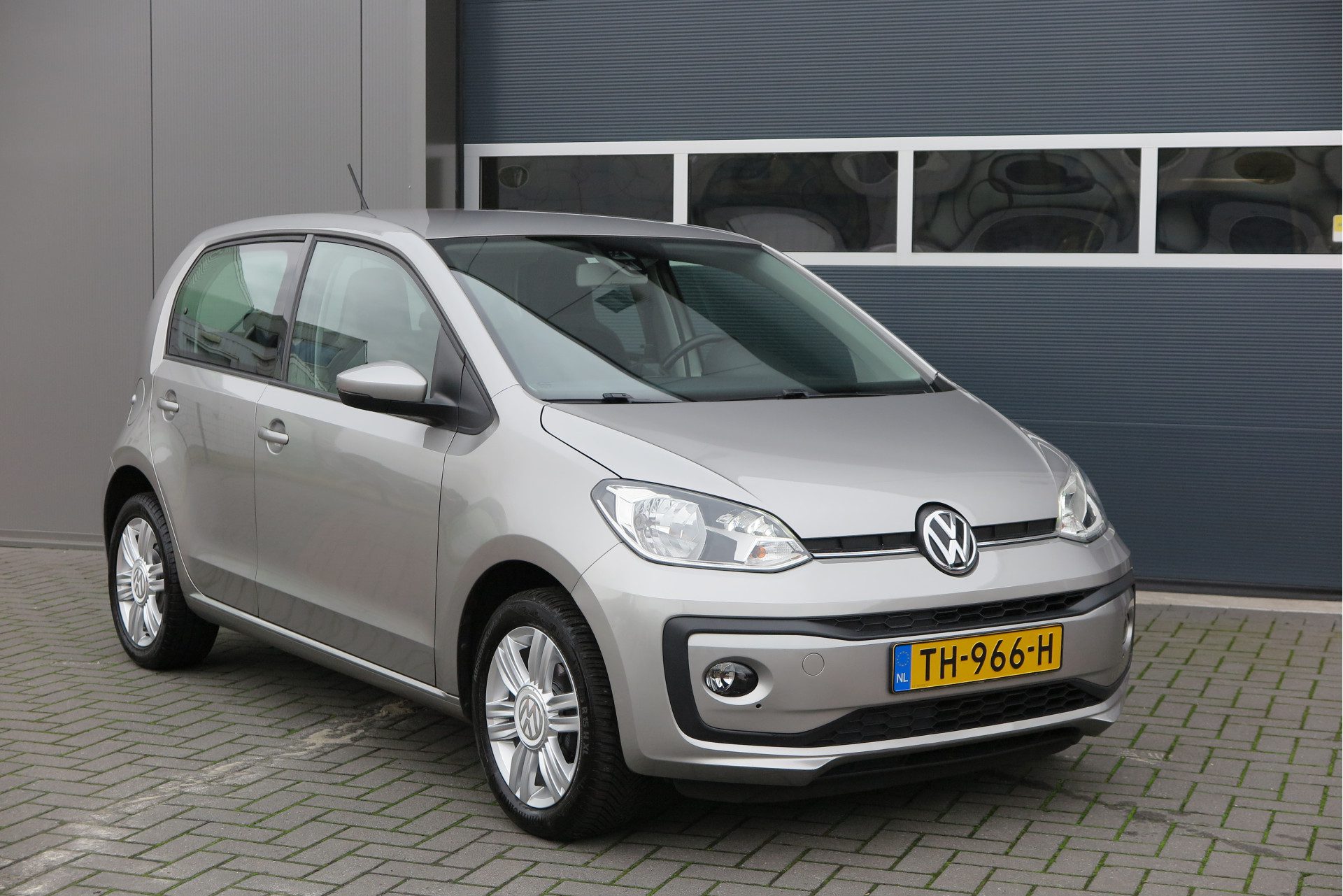 Volkswagen up! 1.0 BMT High up! 44kw 60pk 4 deurs, Cruise control, Navigatie via Maps & More , Parkeersensoren ,Airco, LMV, Mistlampen etc.