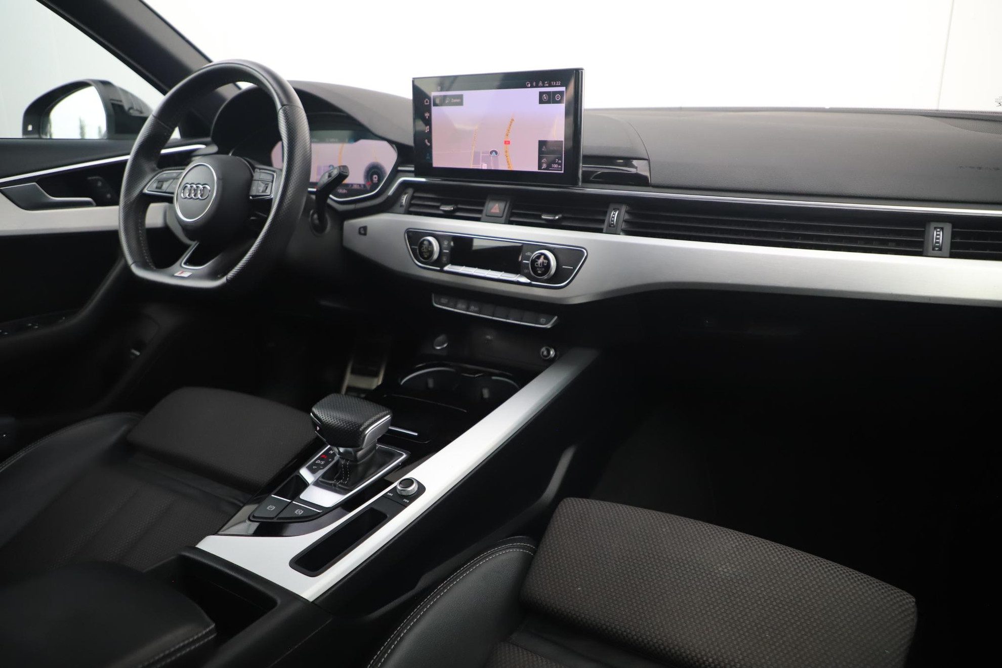 Audi A4 Avant 35 TDI S-Line Sport 164PK Automaat Trekhaak Half Leder Virtual Cockpit Ambianceverlichting Groot Navigatie Draadloos Carplay Android Elektrische Achterklep Clima Cruise PDC 18 inch LMV