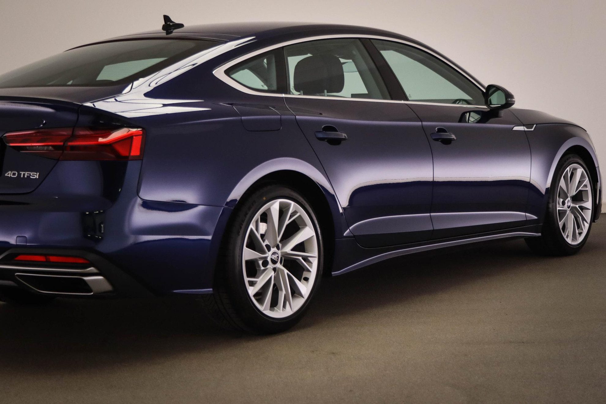 Audi A5 Sportback 40 TFSI Advanced Edition | ASSISTENTIE RIJDEN / PARKING- PACK | MASSAGE | VIRTUAL COCKPIT | ACC | DRAADLOZE LADER | CAMERA | 18″