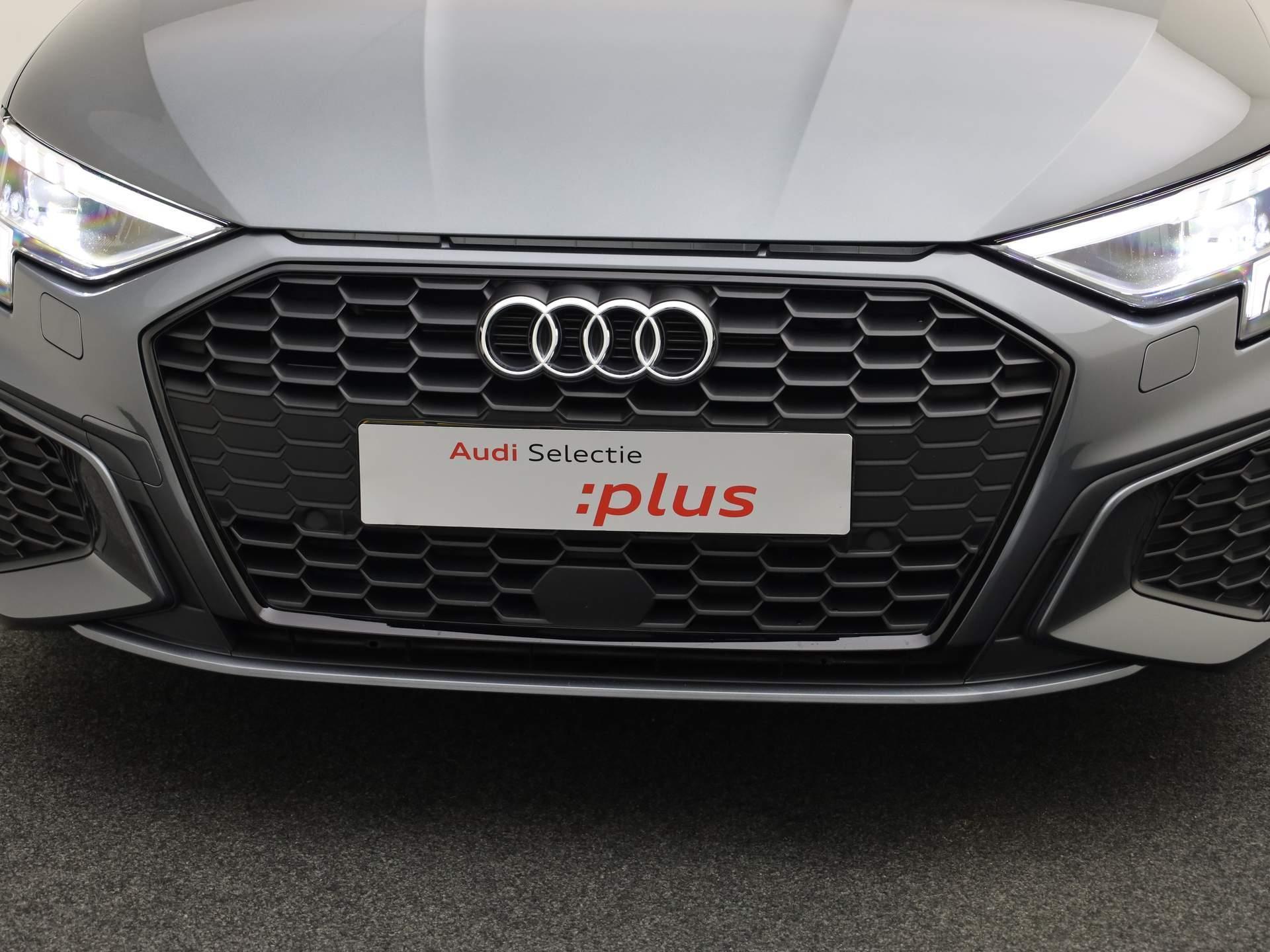 Audi A3 Limousine 30 TFSI/110PK S edition · Navigatie · Leder/stof · Lane assist