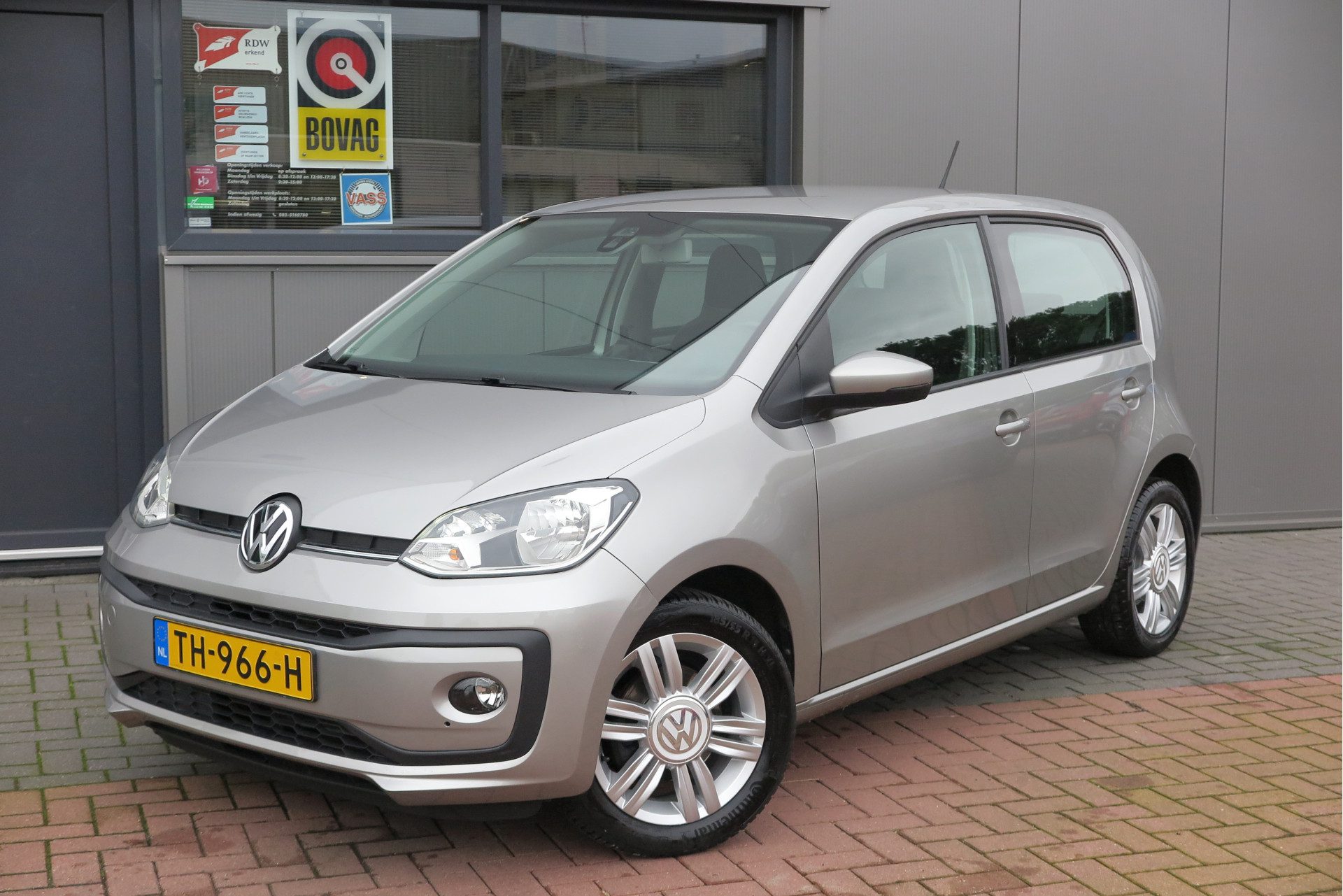 Volkswagen up! 1.0 BMT High up! 44kw 60pk 4 deurs, Cruise control, Navigatie via Maps & More , Parkeersensoren ,Airco, LMV, Mistlampen etc.