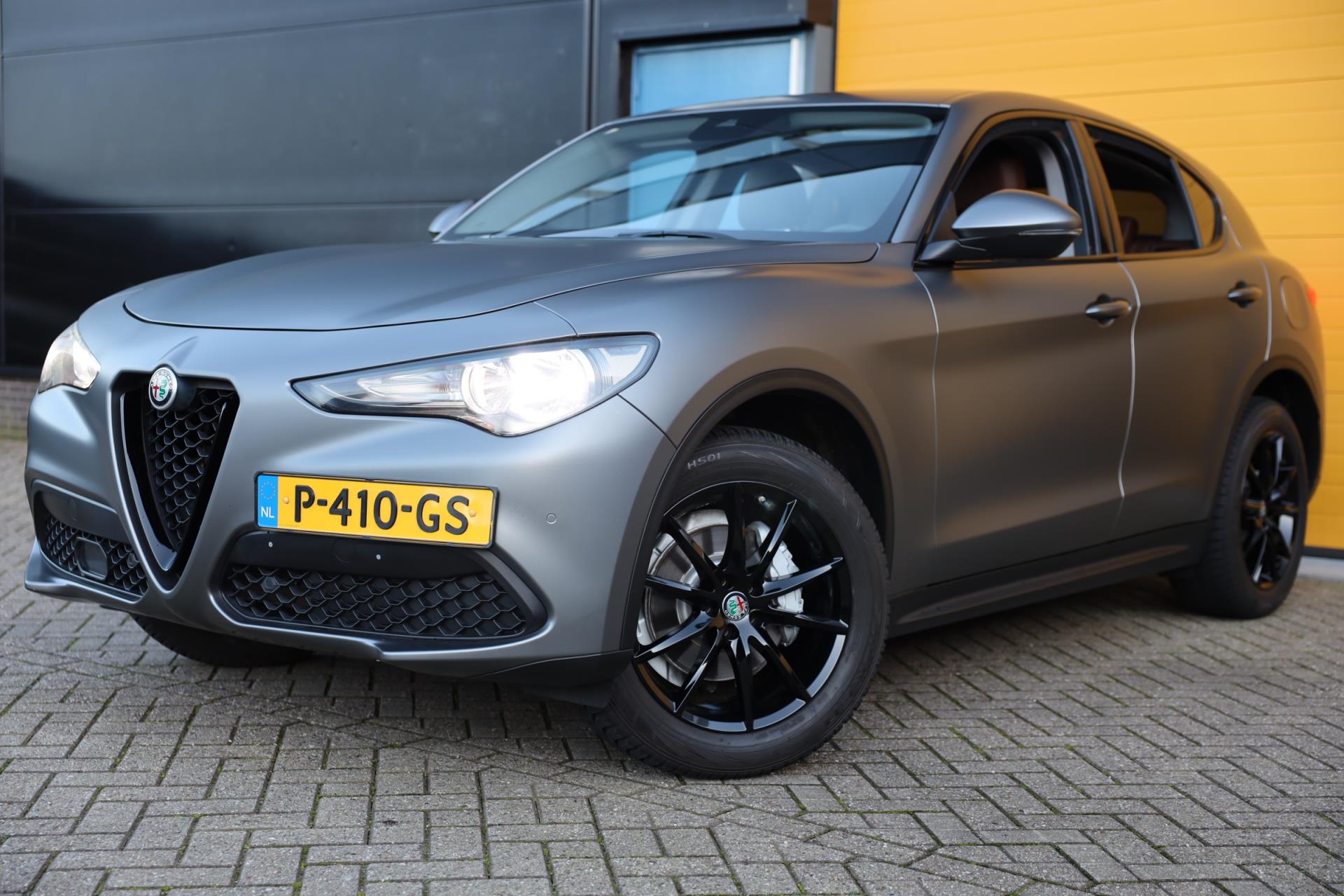 Alfa Romeo Stelvio 2.0 T AWD Super / MAT Grijs / Cruise Control / Lane Assist / Dode Hoek / Navi / Camera / Pdc / 19 Inch