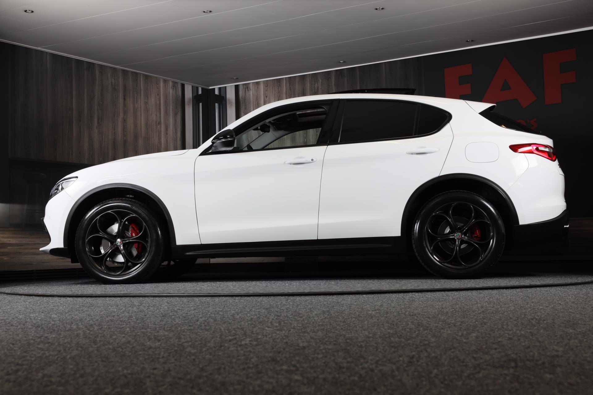 Alfa Romeo STELVIO 2.0 T AWD B-Tech / 280 PK / AUT / ACC / Camera / Navi / Leder / Open Panoramadak / Lane Assist / Led / Pdc / 20