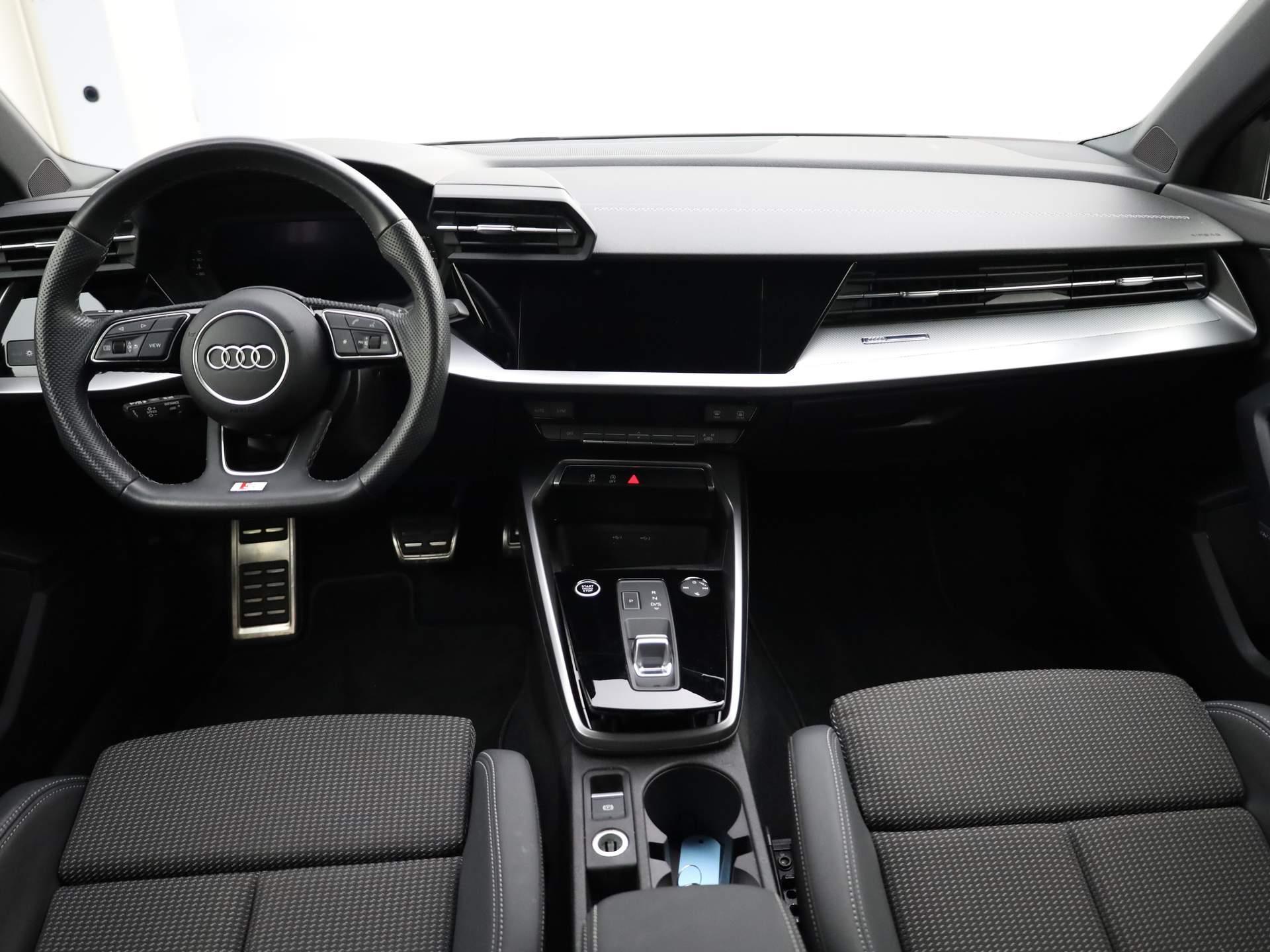 Audi A3 Limousine 30 TFSI/110PK S edition · Navigatie · Leder/stof · Lane assist