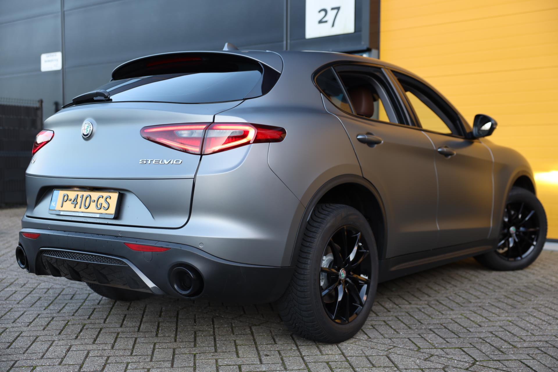 Alfa Romeo Stelvio 2.0 T AWD Super / MAT Grijs / Cruise Control / Lane Assist / Dode Hoek / Navi / Camera / Pdc / 19 Inch