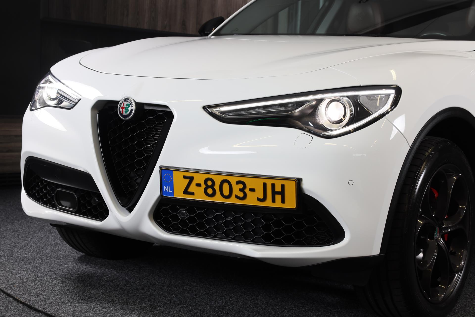 Alfa Romeo STELVIO 2.0 T AWD B-Tech / 280 PK / AUT / ACC / Camera / Navi / Leder / Open Panoramadak / Lane Assist / Led / Pdc / 20