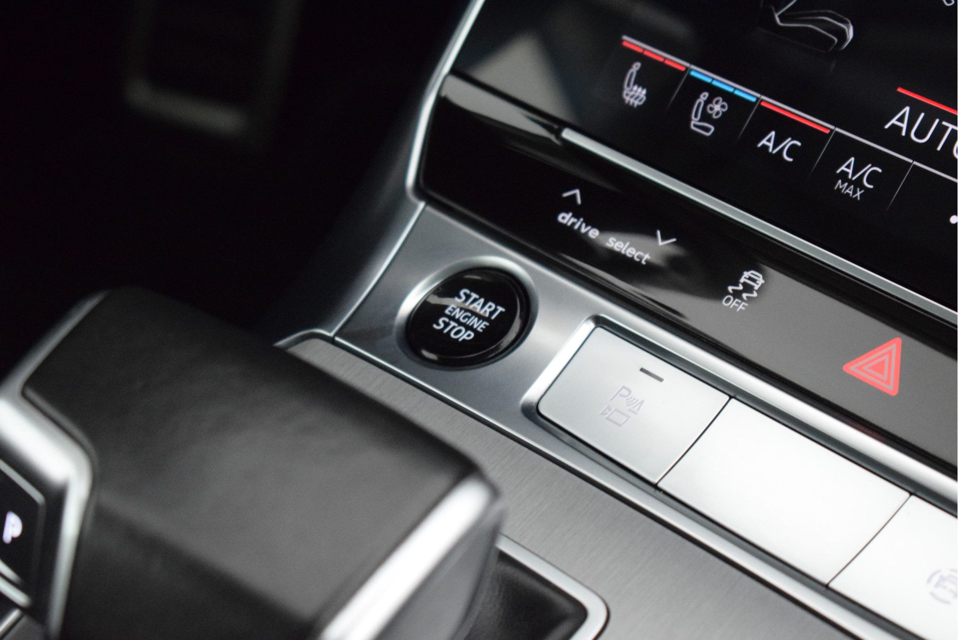 Audi A6 Avant 55 TFSI e 368pk quattro S-Line Trekhaak Camera Head-Up Keyless Leder Massage Panoramadak Navigatie