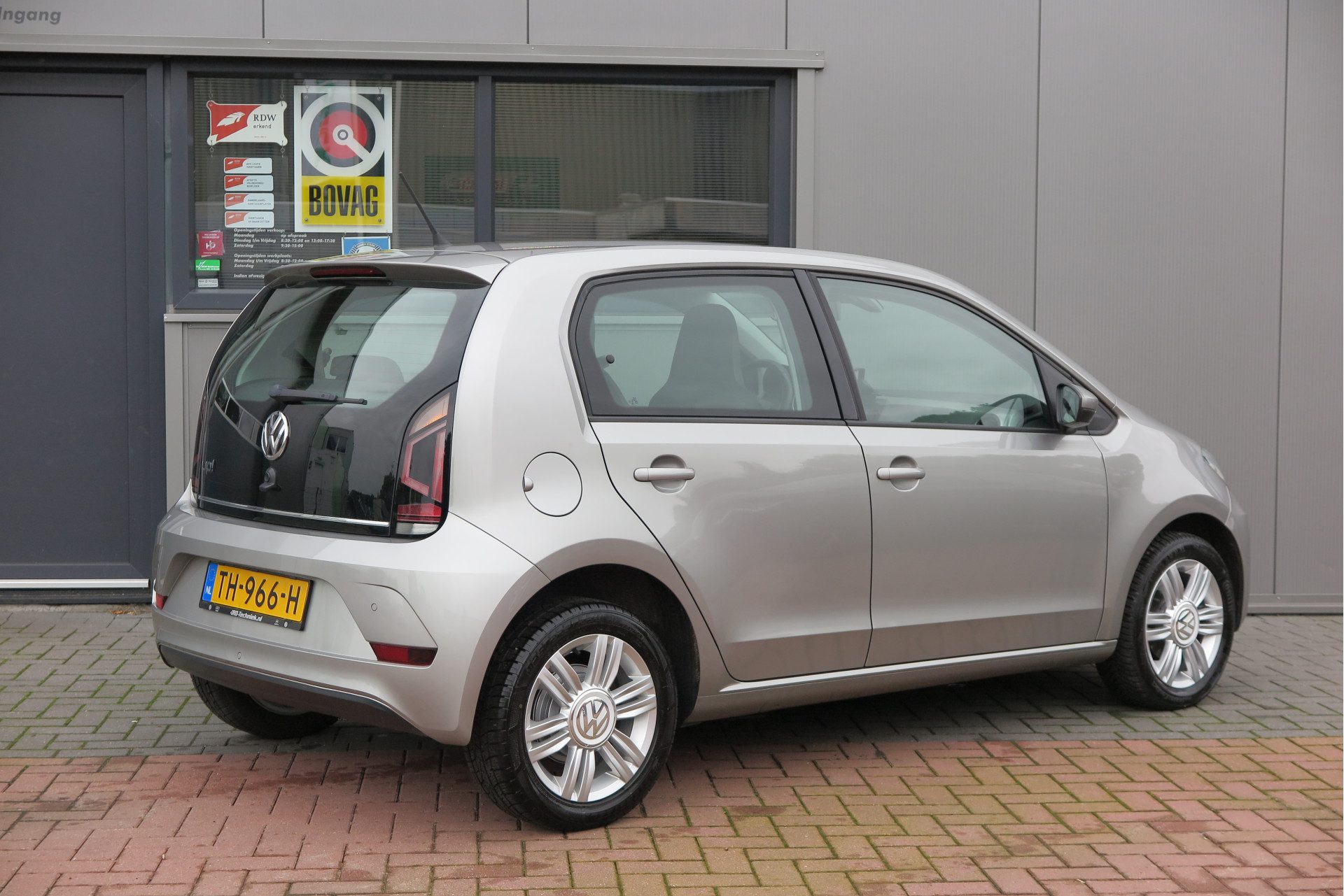 Volkswagen up! 1.0 BMT High up! 44kw 60pk 4 deurs, Cruise control, Navigatie via Maps & More , Parkeersensoren ,Airco, LMV, Mistlampen etc.