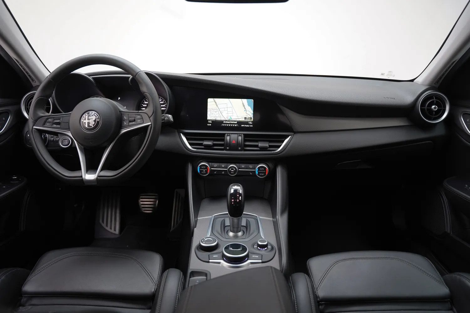 Alfa Romeo Giulia 2.0T 200pk Super Aut. [ Veloce-interieur Xenon Navi Leder ]