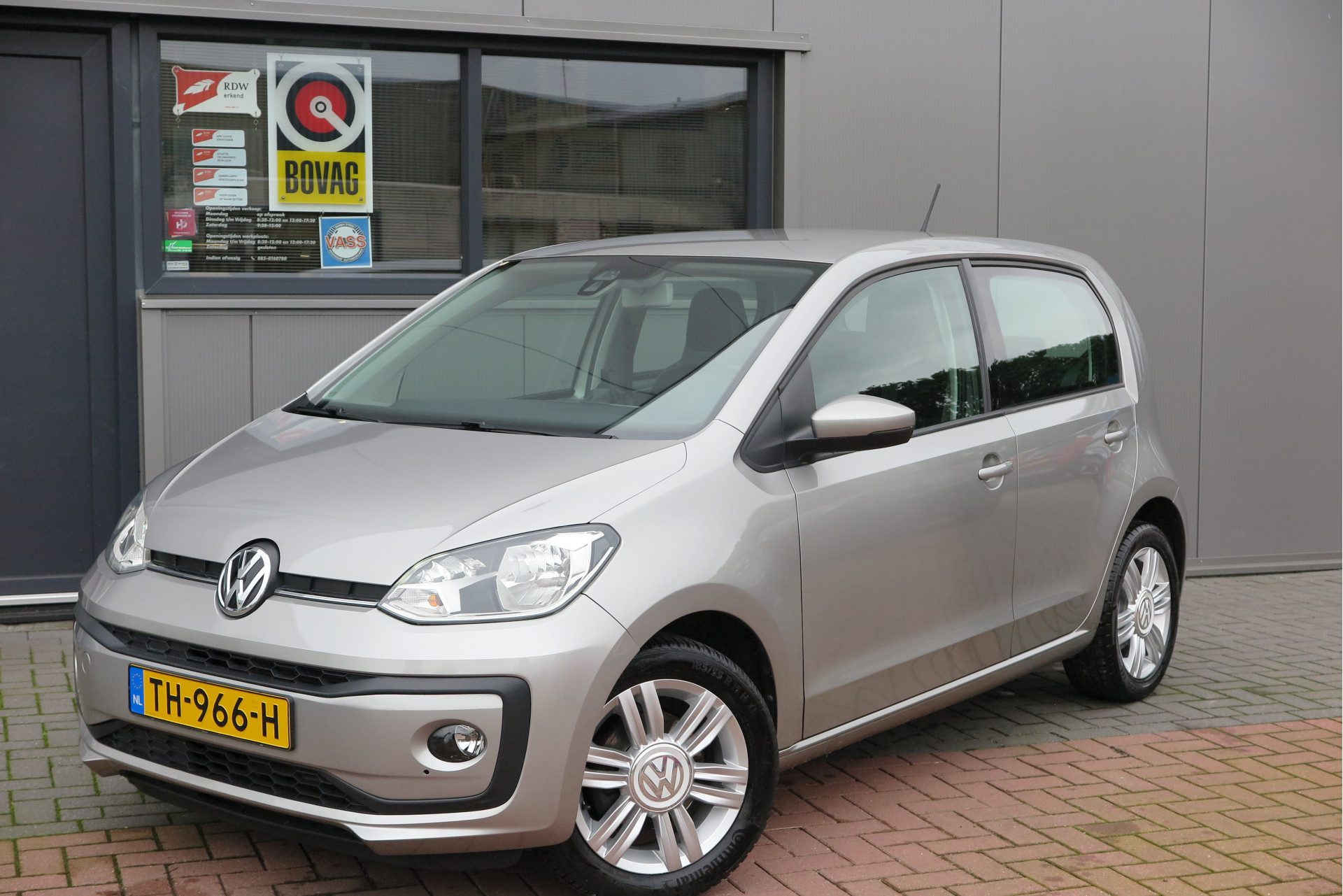 Volkswagen up! 1.0 BMT High up! 44kw 60pk 4 deurs, Cruise control, Navigatie via Maps & More , Parkeersensoren ,Airco, LMV, Mistlampen etc.