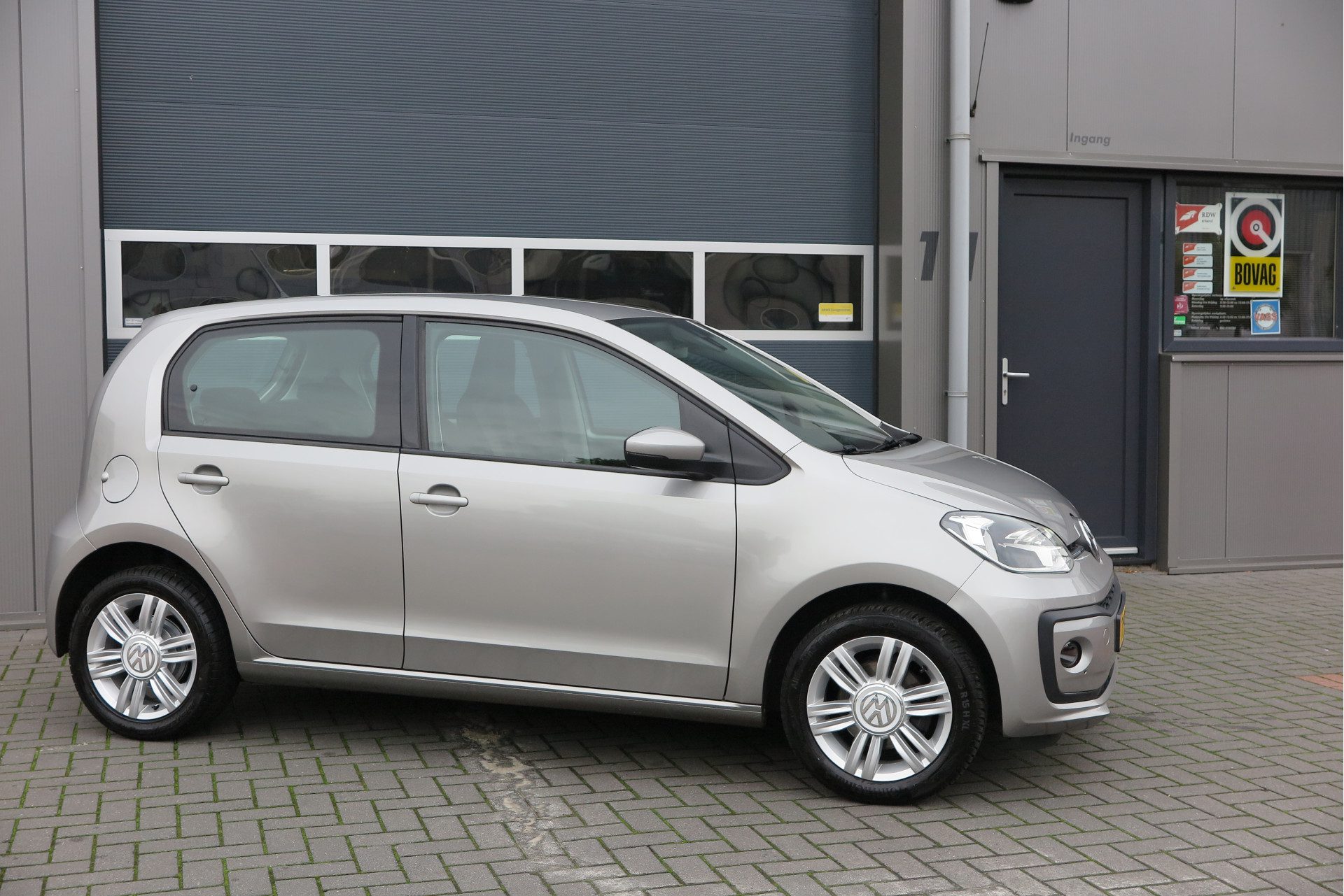 Volkswagen up! 1.0 BMT High up! 44kw 60pk 4 deurs, Cruise control, Navigatie via Maps & More , Parkeersensoren ,Airco, LMV, Mistlampen etc.