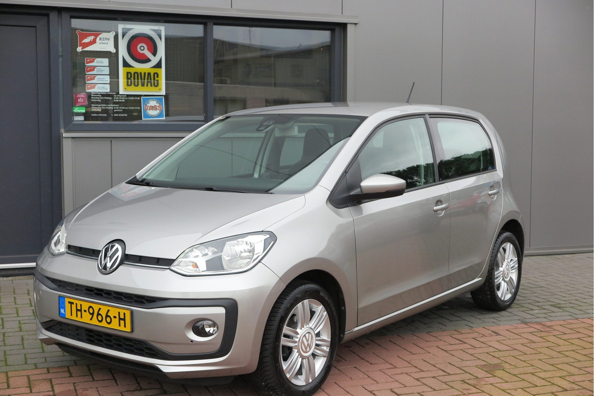 Volkswagen up! 1.0 BMT High up! 44kw 60pk 4 deurs, Cruise control, Navigatie via Maps & More , Parkeersensoren ,Airco, LMV, Mistlampen etc.