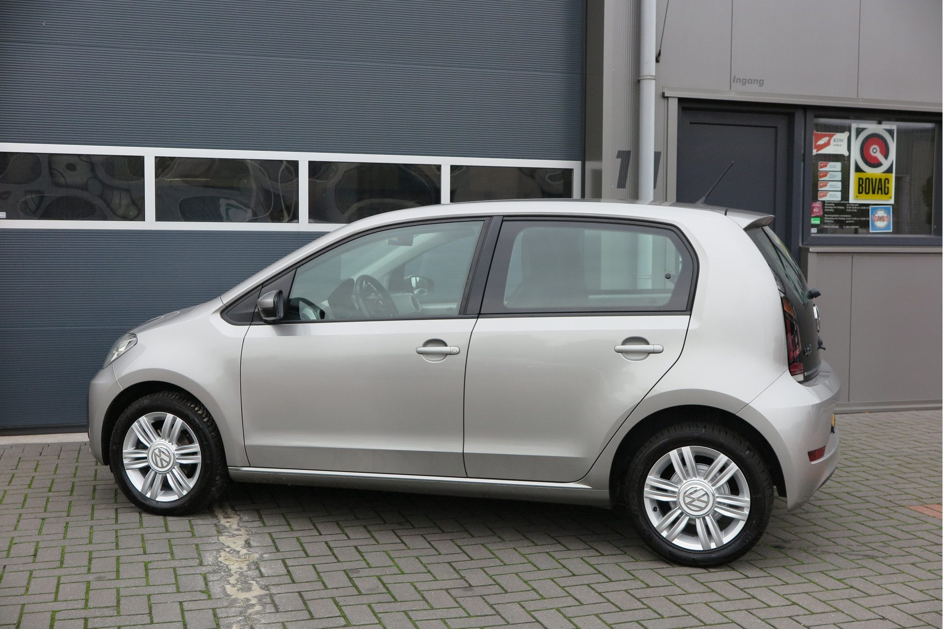 Volkswagen up! 1.0 BMT High up! 44kw 60pk 4 deurs, Cruise control, Navigatie via Maps & More , Parkeersensoren ,Airco, LMV, Mistlampen etc.