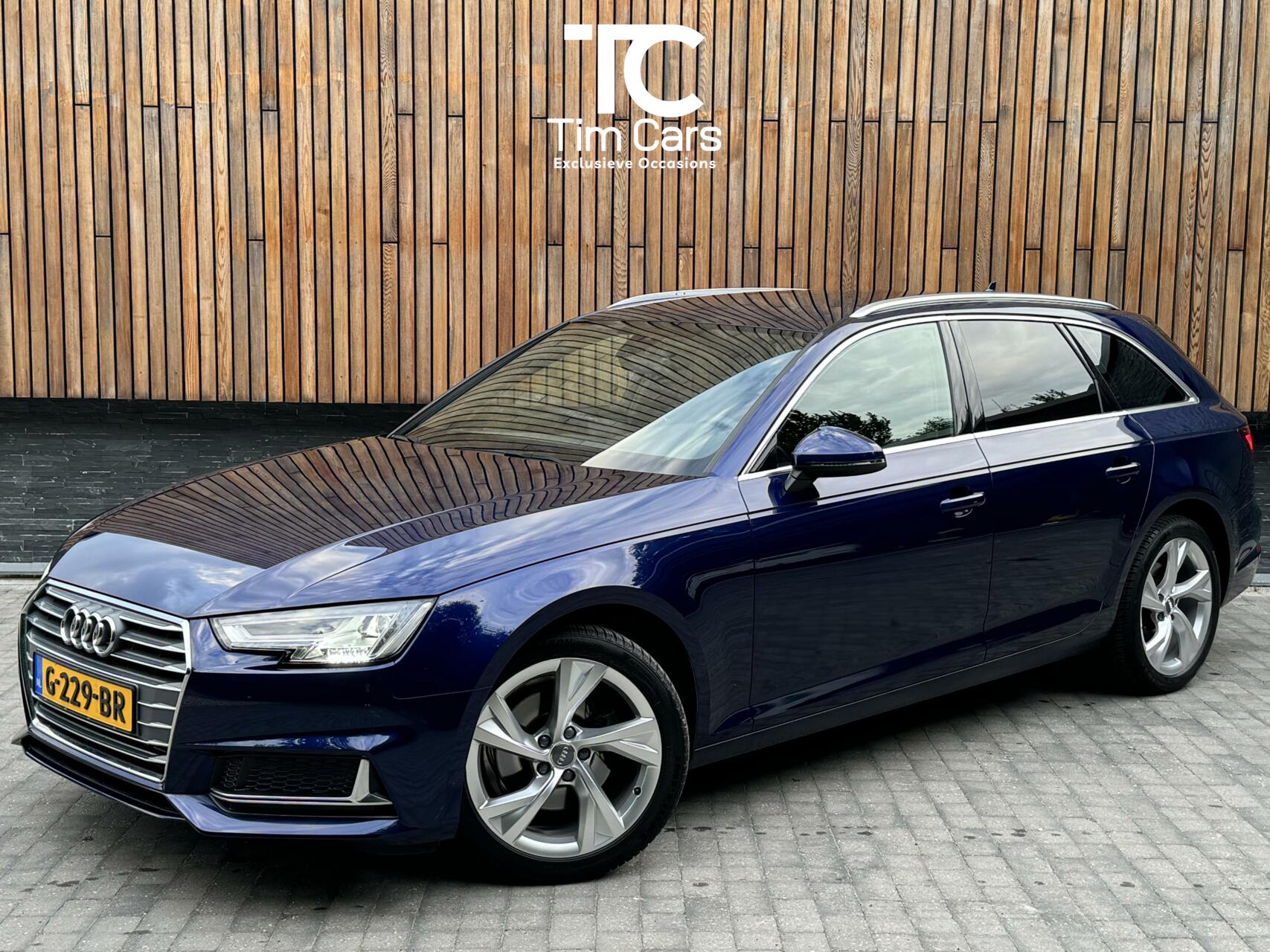 Audi A4 Avant 35 TFSI Sport Automaat | Leer | Navi | Zwarte hemel | Getint glas | Parkeersensoren achter | LED verlichting