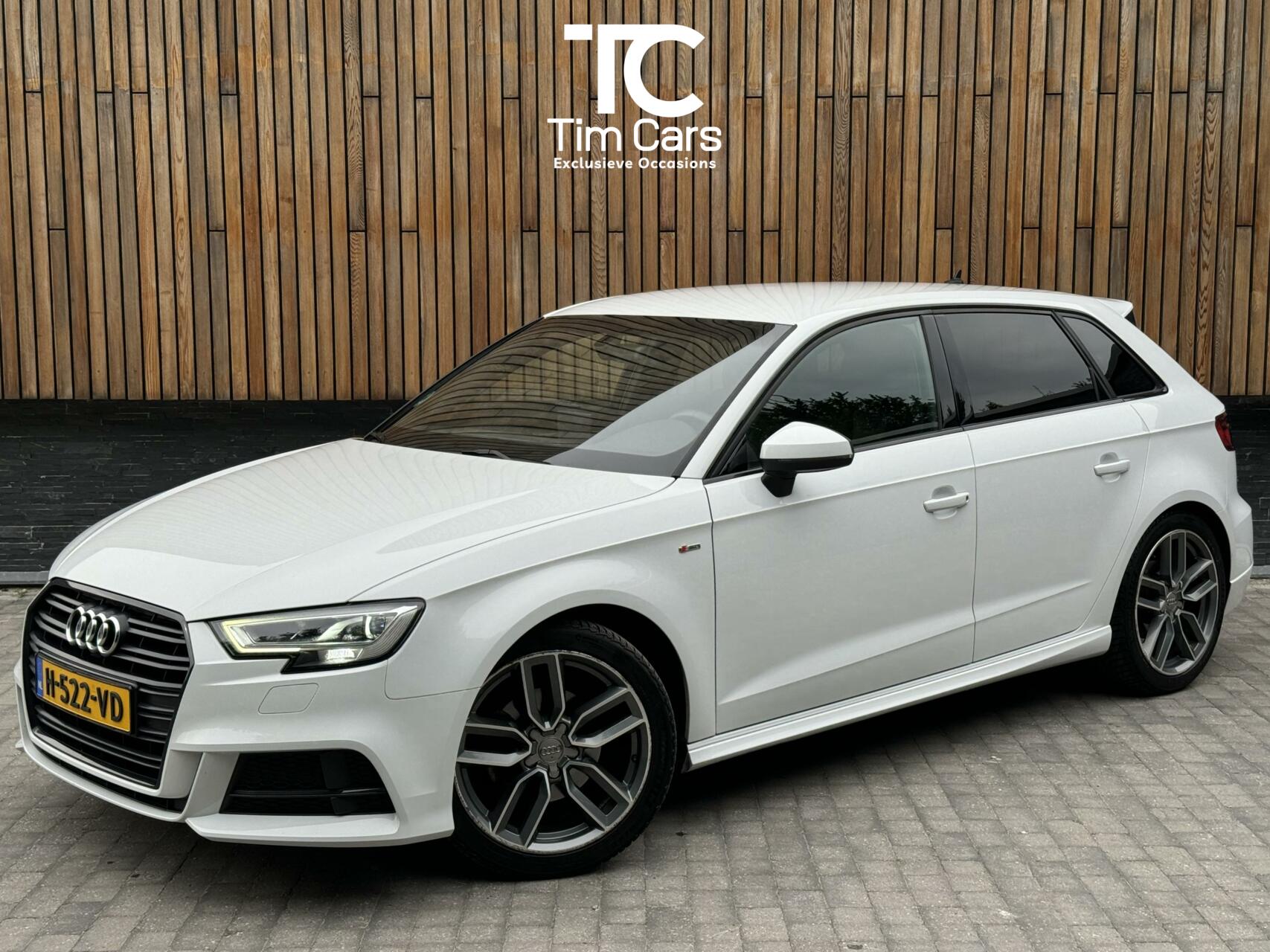 Audi A3 Sportback 35 TFSI 150pk S-tronic | S-line | Navi | DAB | Zwart optiek | Getint glas | Stoelverwarming | Apple CarPlay | Parkeersensoren achter