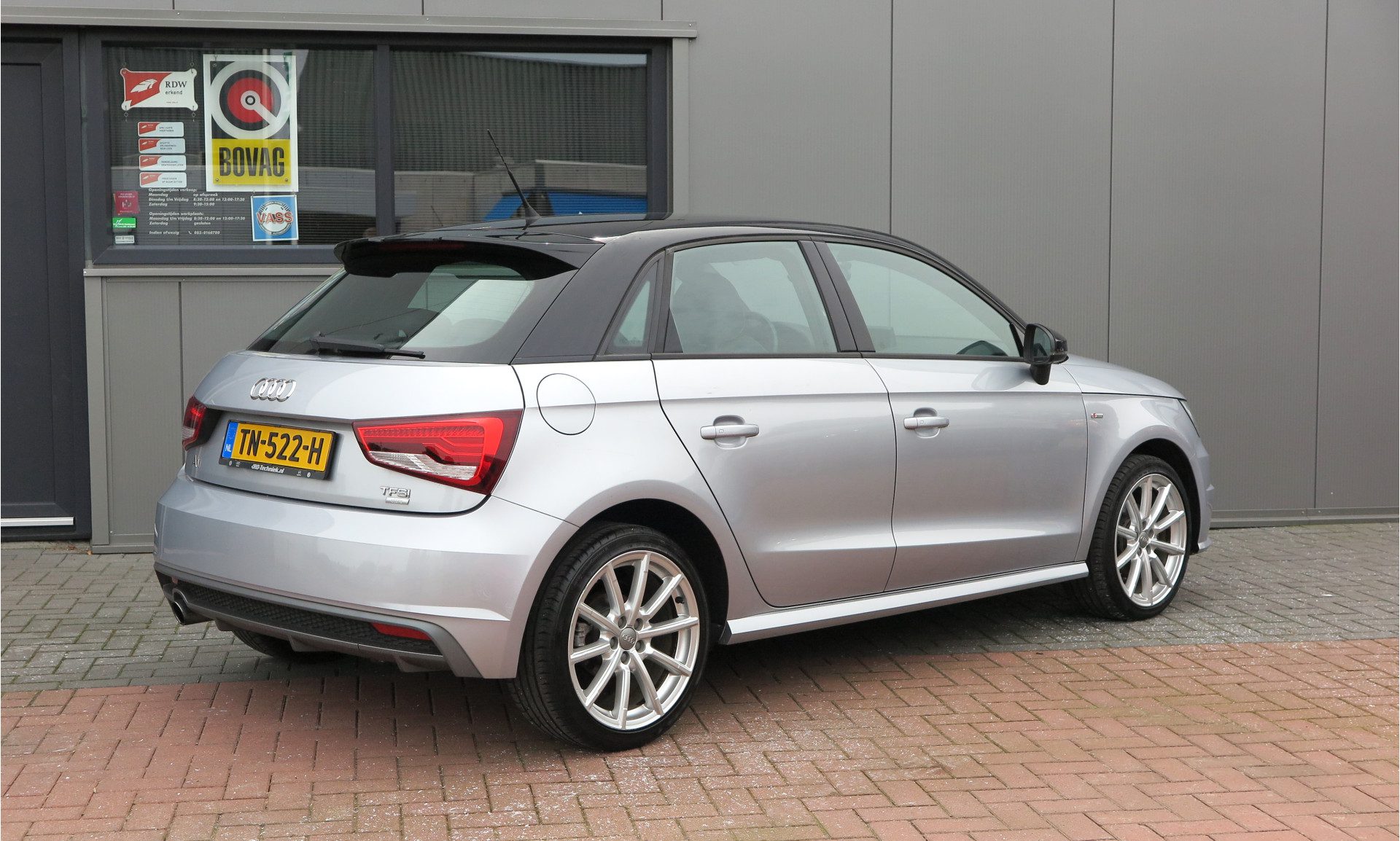 Audi A1 Sportback 1.0 TFSI 95pk Advance Sport 2x S-Line 4 deurs Led/Xenon , Cruise, Navigatie, LMV, Bluetooth telefoon, Armsteun, Multifuntioneel stuur, Mistlampen, Half lederen bekleding, etc