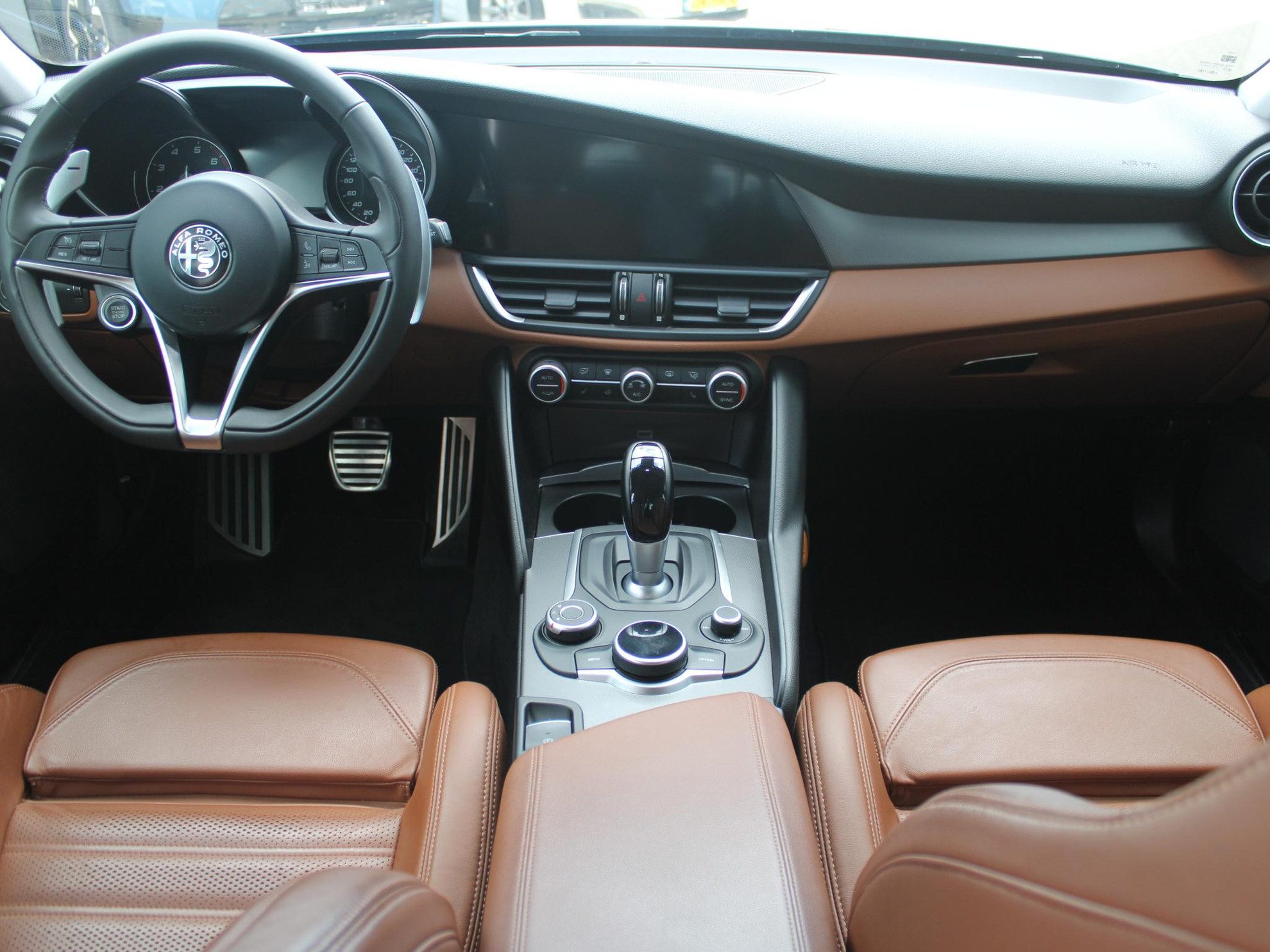 Alfa Romeo Giulia 2.0T Super | Xenon | PDC | Navi | Cruise | Pack Veloce Interieur | Stoel -/ Stuurverwarming | Trekhaak