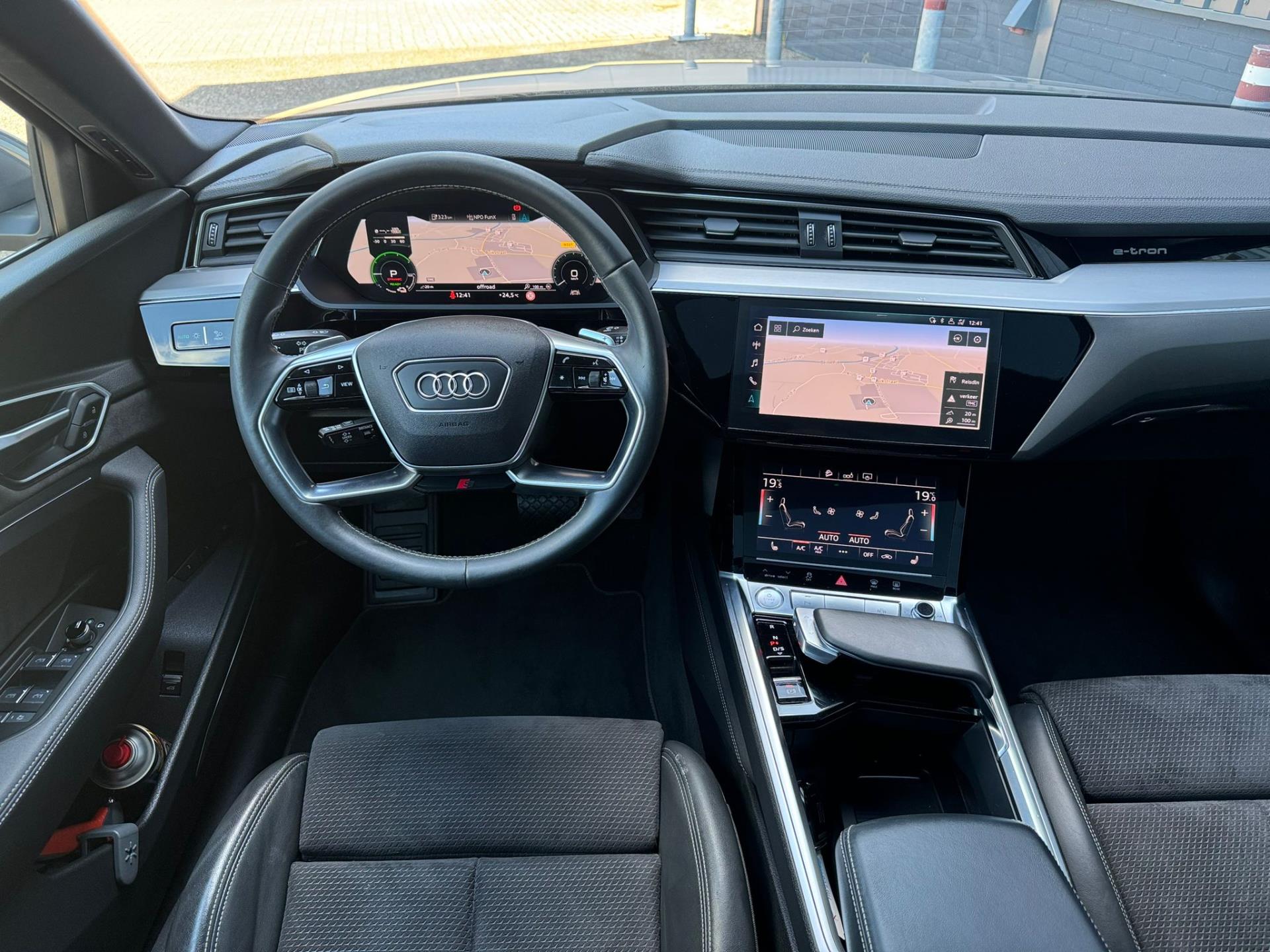 Audi E-tron E-tron 55 quattro S-LINE PANO l B&O l CARPLAY l ORG.NL l 21INCH l DEALER ONDERHOUDEN