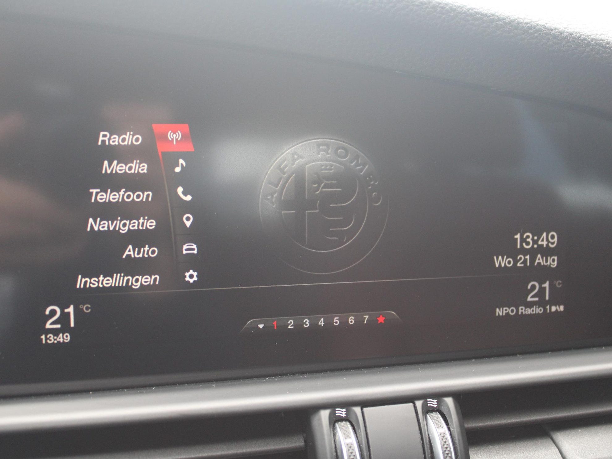 Alfa Romeo Giulia 2.0T Super | Xenon | PDC | Navi | Cruise | Pack Veloce Interieur | Stoel -/ Stuurverwarming | Trekhaak