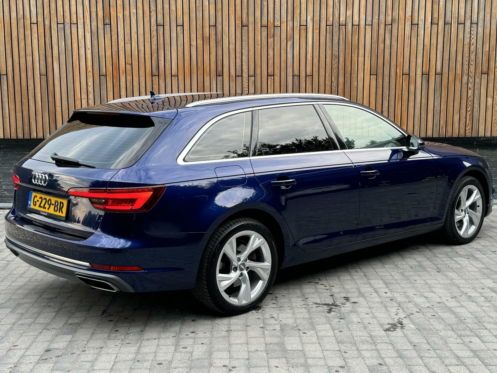 Audi A4 Avant 35 TFSI Sport Automaat | Leer | Navi | Zwarte hemel | Getint glas | Parkeersensoren achter | LED verlichting