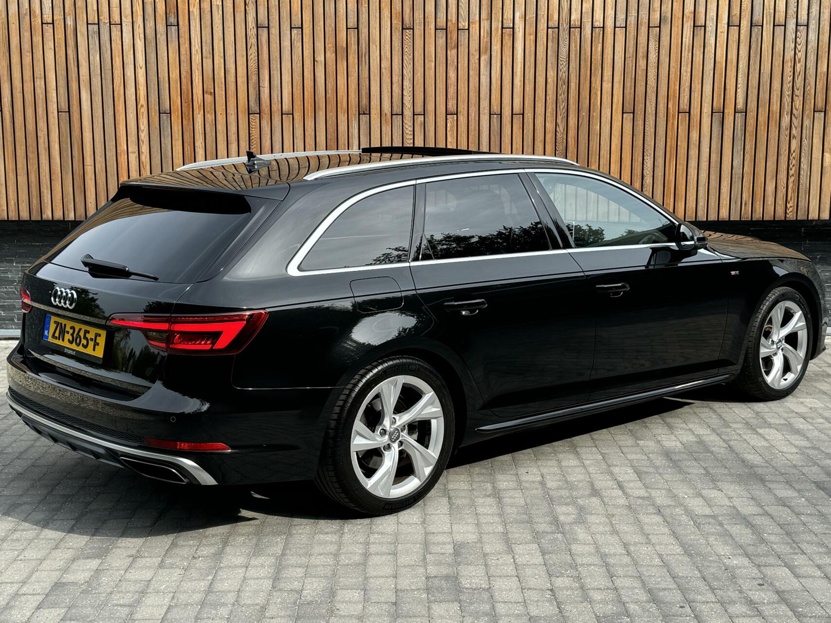 Audi A4 Avant 40 TFSI Sport S line Automaat | Pano | Leer | Bang&Olufsen Audio | Parkeersensoren voor en achter | Getint glas | Digitale dashboard