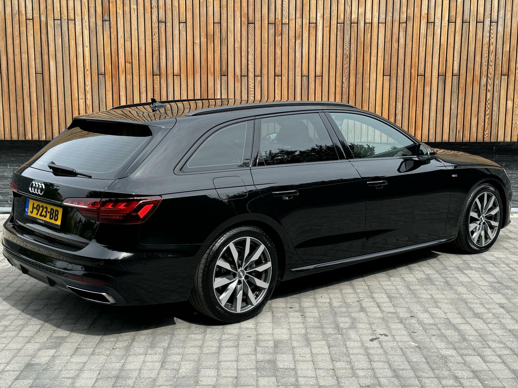 Audi A4 Avant 35 TFSI S-line Automaat | Navi | Privacy glass | Zwart optiek | Parkeersensoren voor en achter | Digitale dashboard | Stoelverwarming