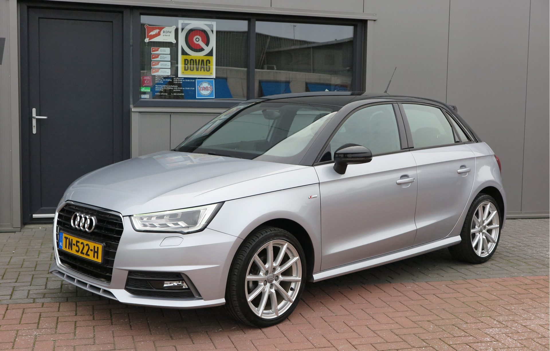 Audi A1 Sportback 1.0 TFSI 95pk Advance Sport 2x S-Line 4 deurs Led/Xenon , Cruise, Navigatie, LMV, Bluetooth telefoon, Armsteun, Multifuntioneel stuur, Mistlampen, Half lederen bekleding, etc