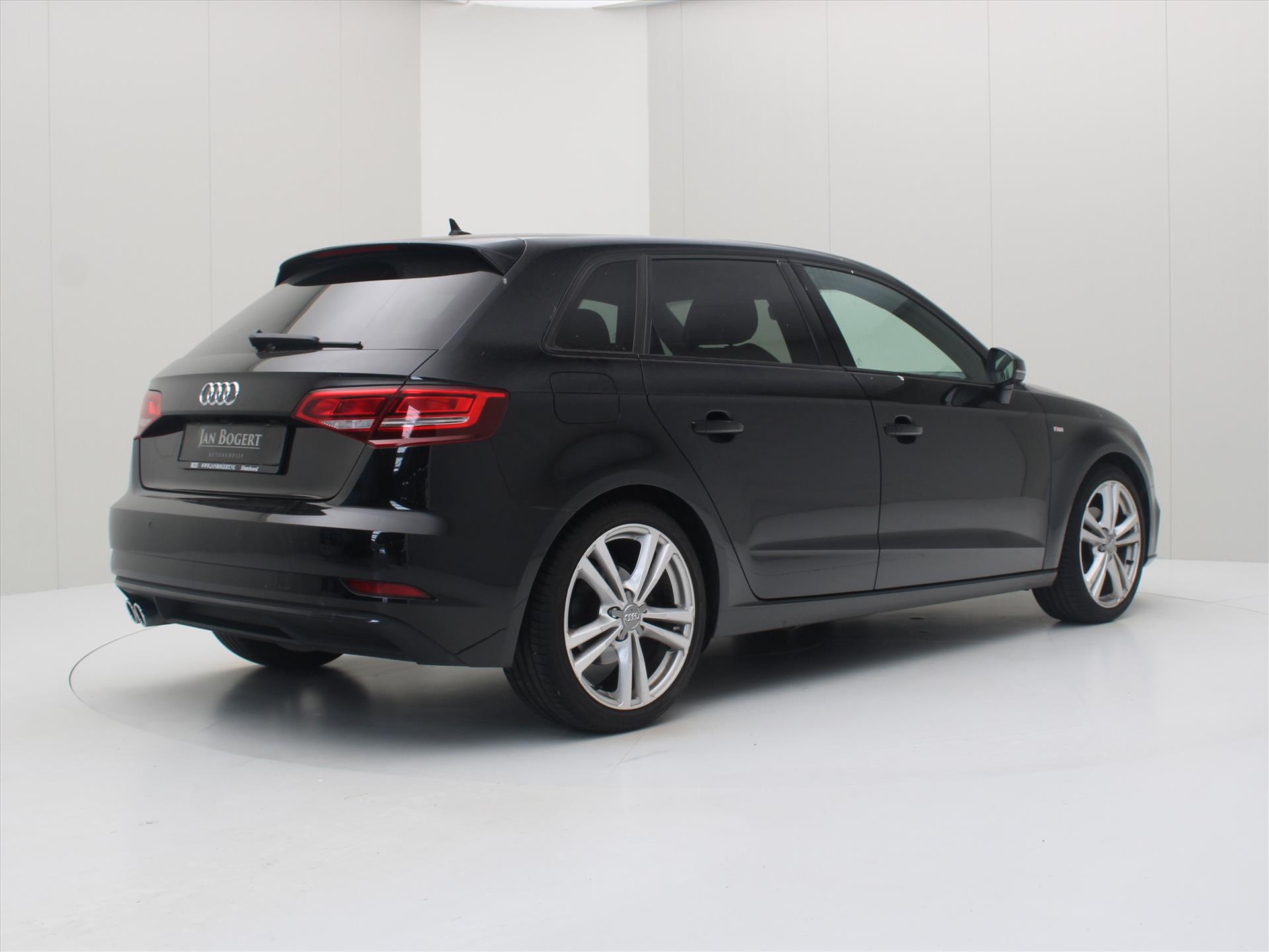 Audi A3 Sportback 1.5 TFSI 150pk 6-Bak S-Line Business [ XENON/LED+CRUISE+CLIMATE+NAVI+STOELVERWARMING+PDC V/A ]