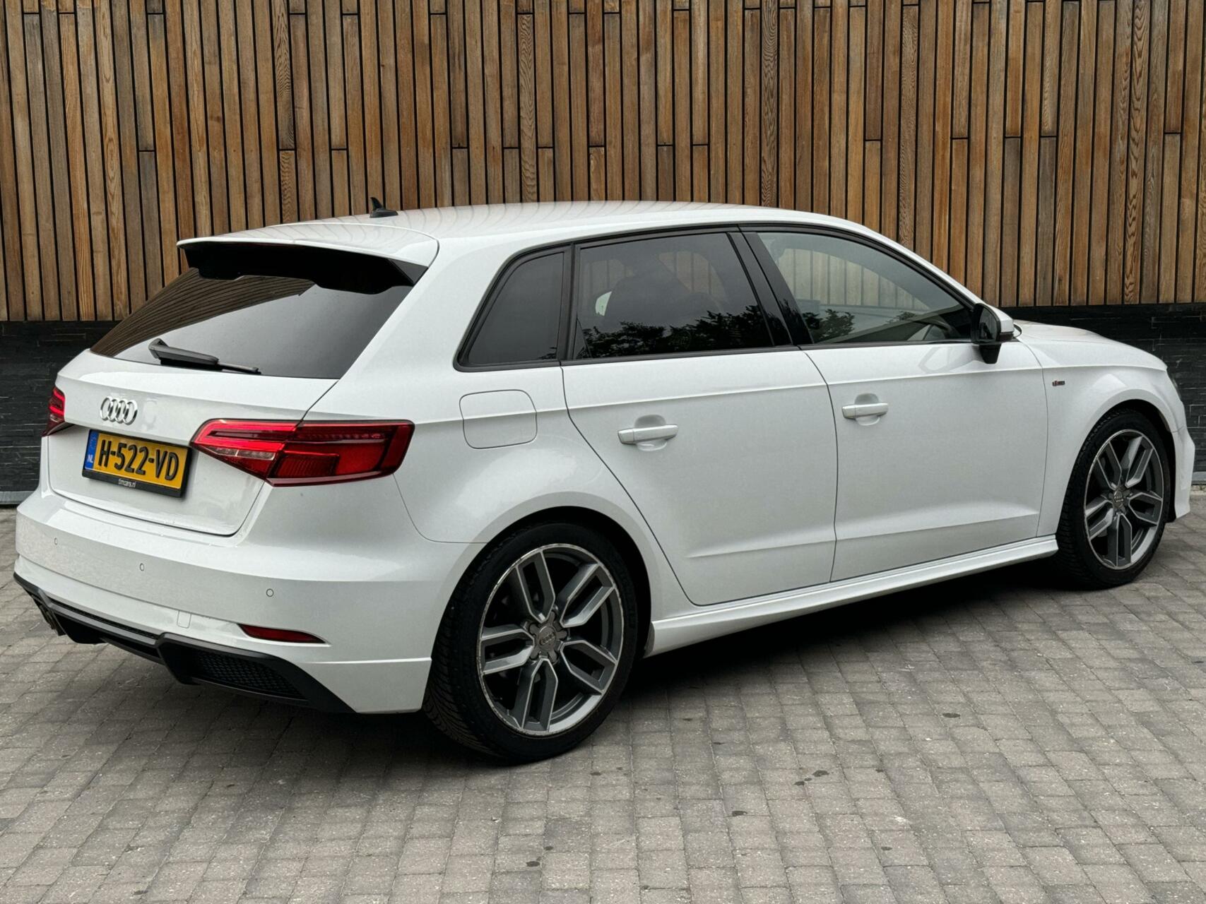 Audi A3 Sportback 35 TFSI 150pk S-tronic | S-line | Navi | DAB | Zwart optiek | Getint glas | Stoelverwarming | Apple CarPlay | Parkeersensoren achter